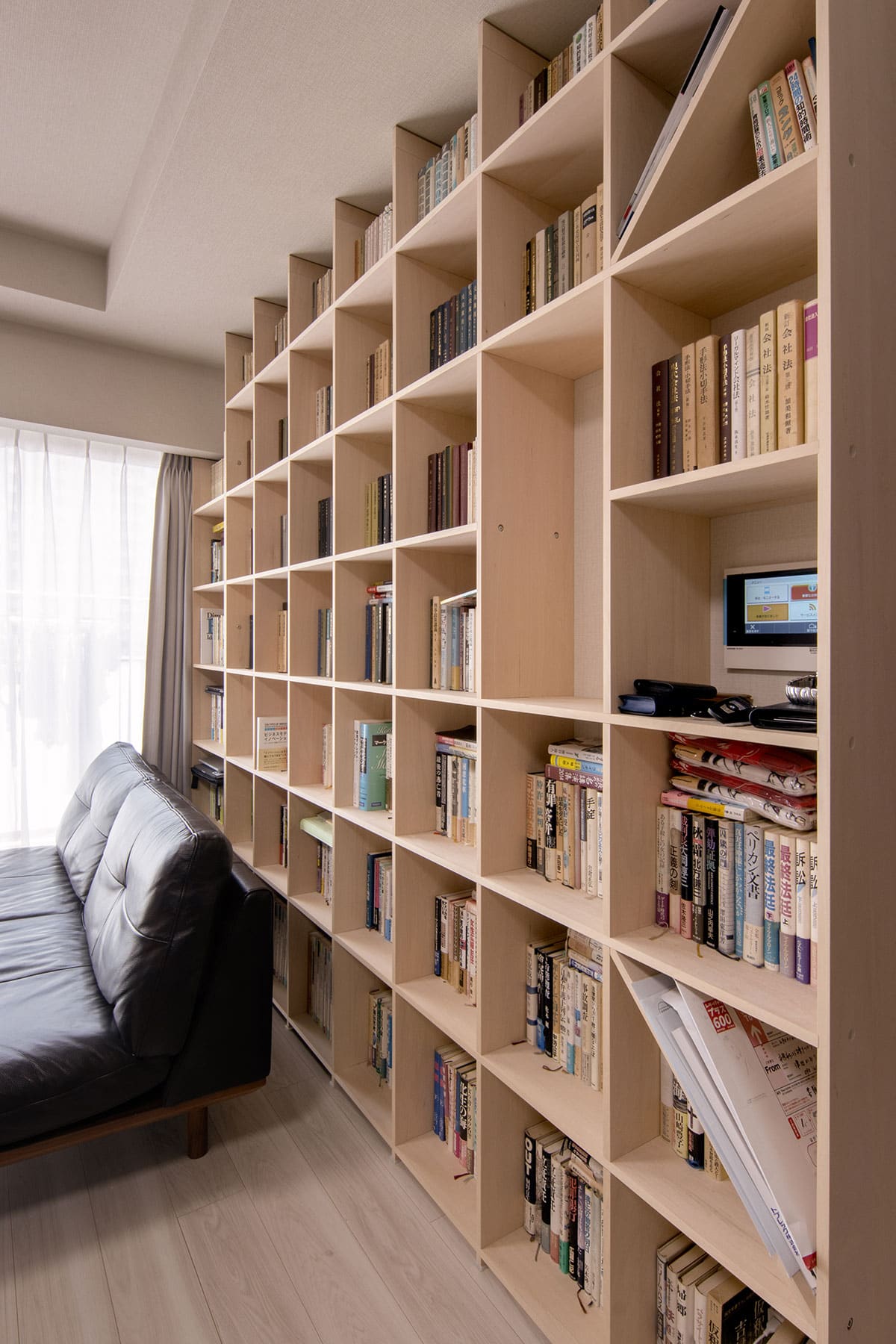 リビングの本棚 - Shelf 壁一面の本棚 奥行350mm - マルゲリータお客様事例