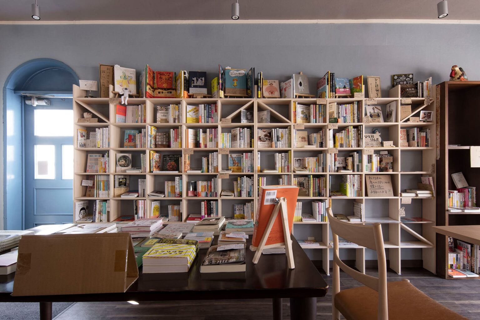 おしゃれな本屋の業務用本棚とは 本屋のような本棚をお探しの方にもおすすめの商品の事例を紹介