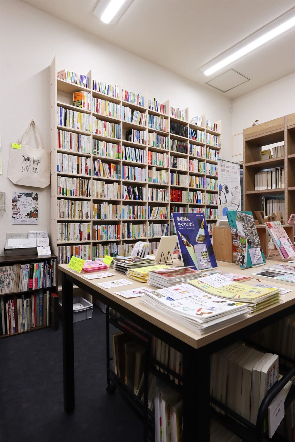 おしゃれな本屋の業務用本棚とは 本屋のような本棚をお探しの方にもおすすめの商品の事例を紹介