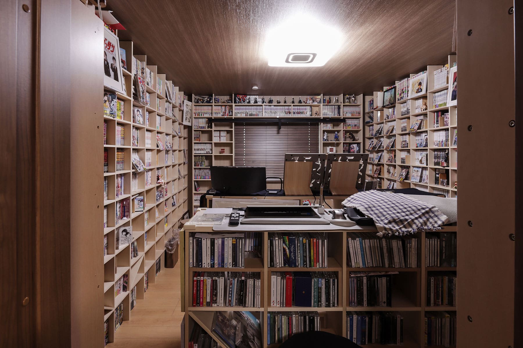 家じゅうを本棚で埋め尽くす - Shelf 壁一面の本棚 - マルゲリータお客様事例