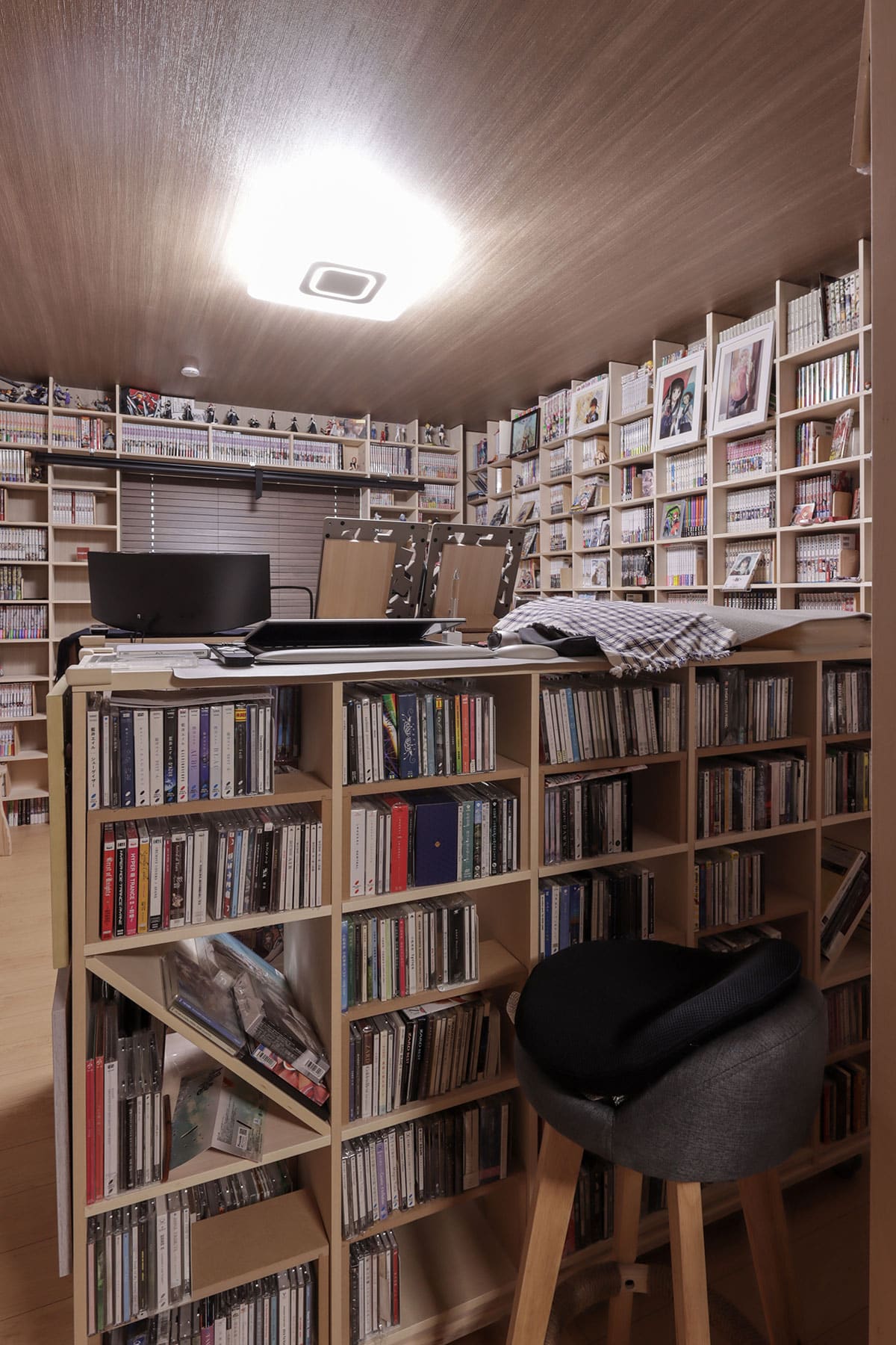 家じゅうを本棚で埋め尽くす - Shelf 壁一面の本棚 - マルゲリータお客様事例