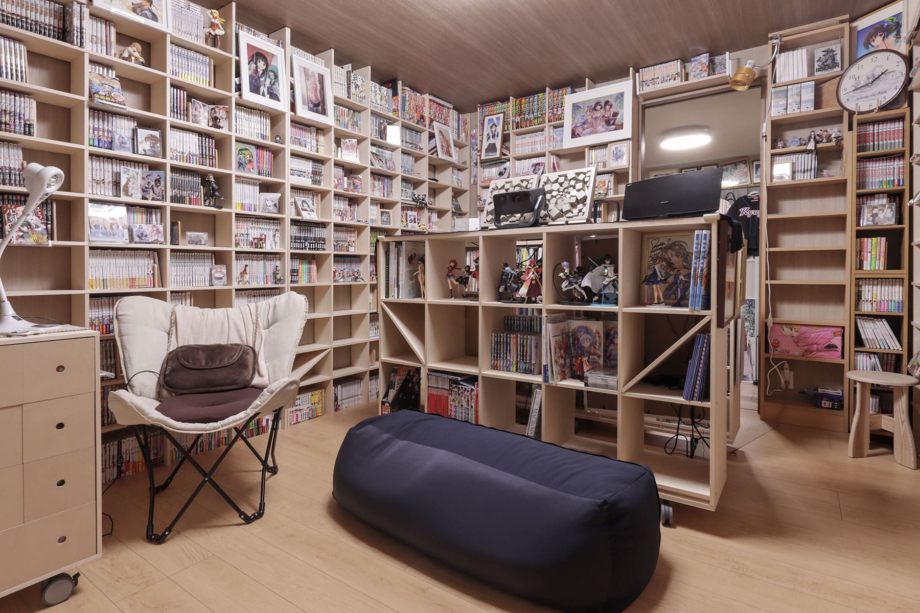 家じゅうを本棚で埋め尽くす - Shelf 壁一面の本棚 - マルゲリータお客様事例