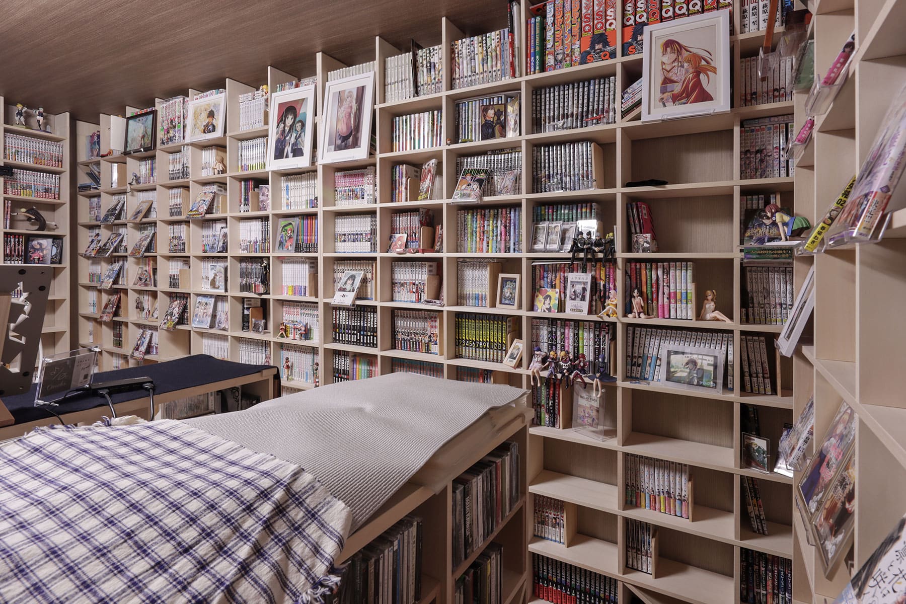 家じゅうを本棚で埋め尽くす - Shelf 壁一面の本棚 - マルゲリータお客様事例