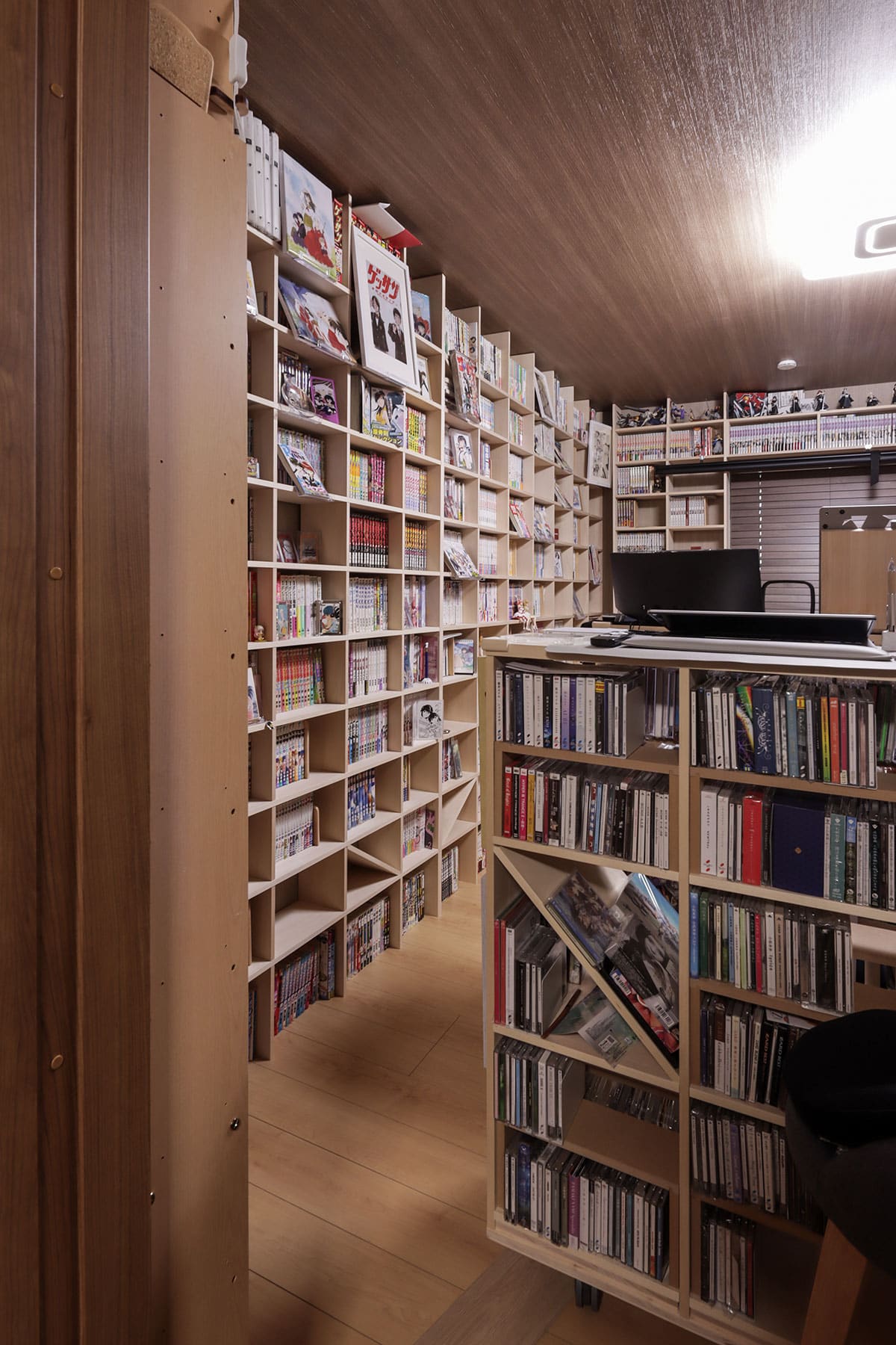 家じゅうを本棚で埋め尽くす - Shelf 壁一面の本棚 - マルゲリータお客様事例