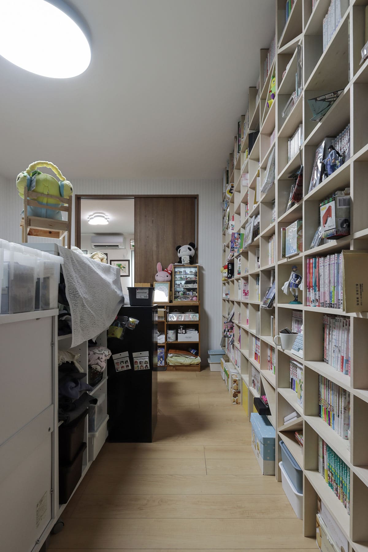 家じゅうを本棚で埋め尽くす - Shelf 壁一面の本棚 - マルゲリータお客様事例