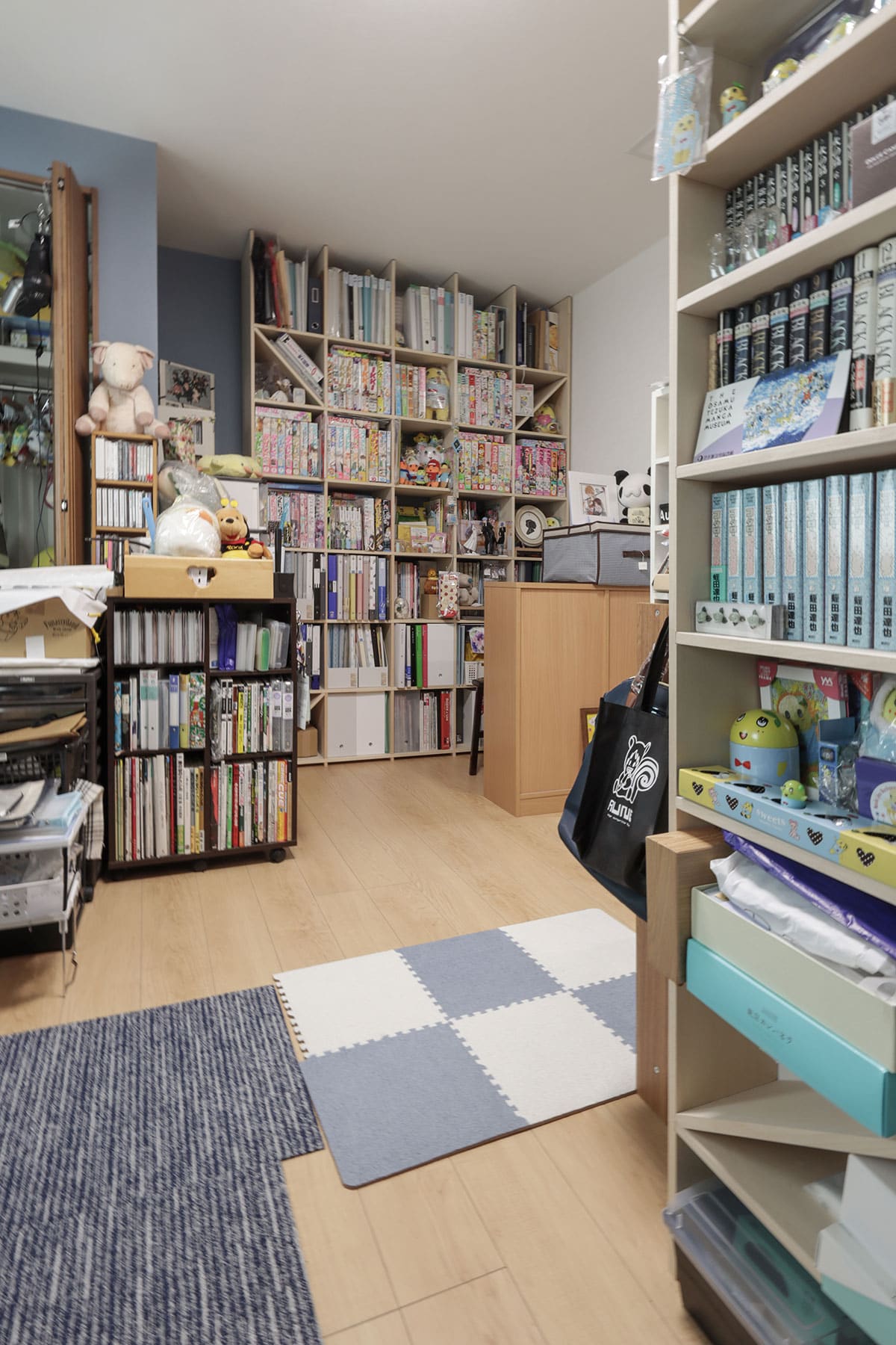 家じゅうを本棚で埋め尽くす - Shelf 壁一面の本棚 - マルゲリータお客様事例