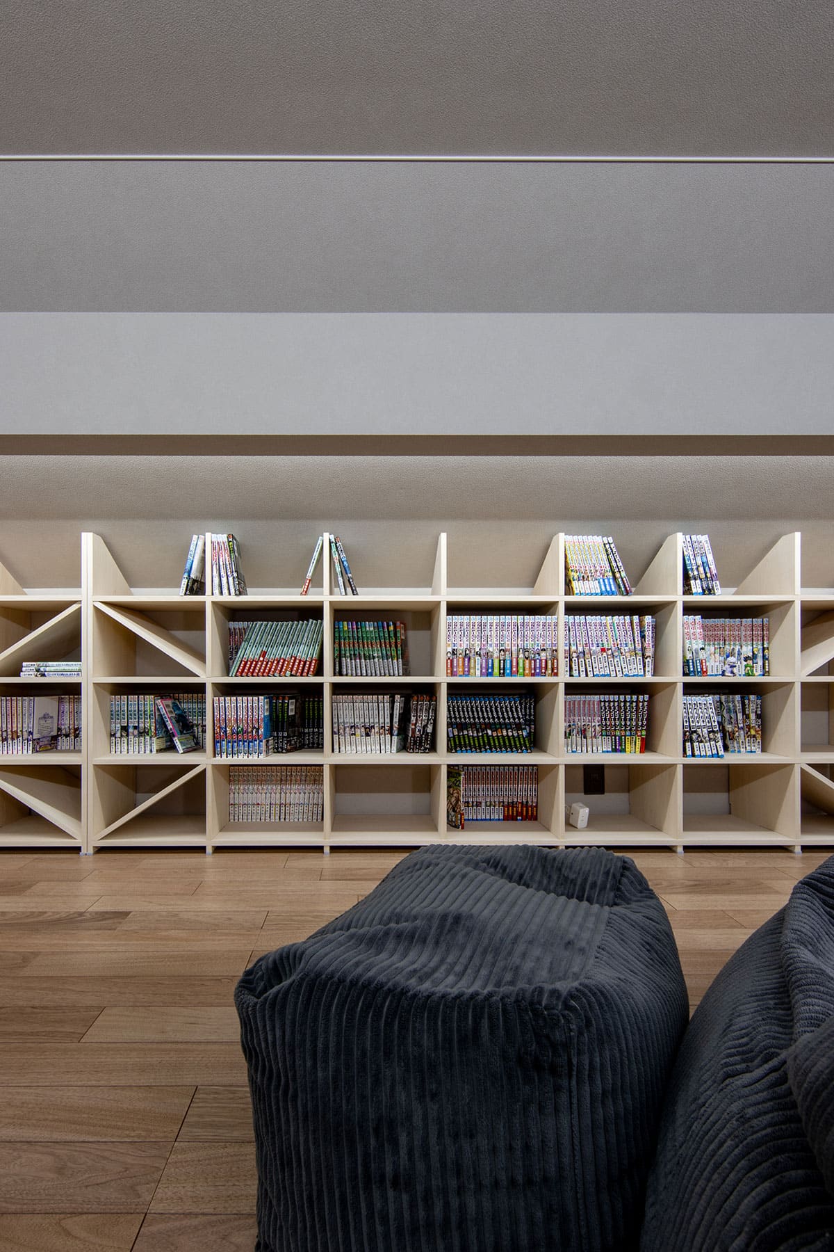 ロフトの本棚 - Shelf 壁一面のA5判コミック本棚 奥行180mm - マルゲリータお客様事例