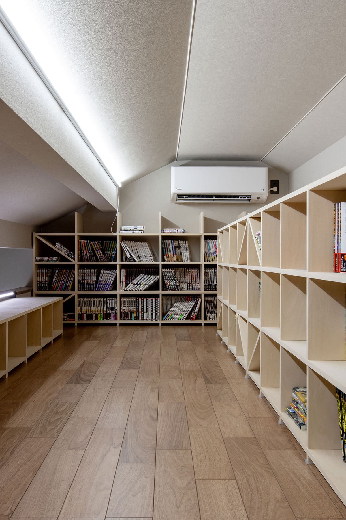 ロフトの本棚 - Shelf 壁一面のA5判コミック本棚 奥行180mm - マルゲリータお客様事例