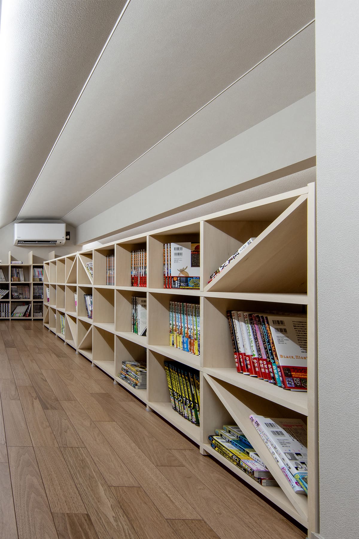 ロフトの本棚 - Shelf 壁一面のA5判コミック本棚 奥行180mm - マルゲリータお客様事例