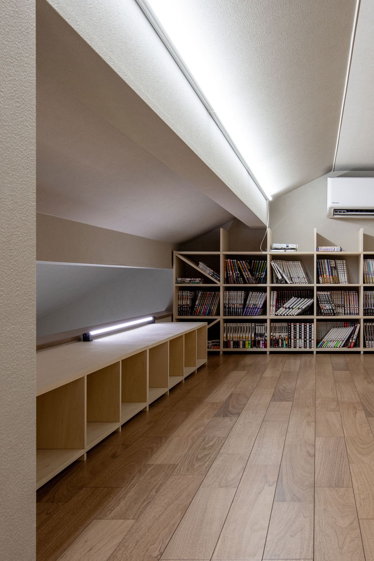 ロフトの本棚 - Shelf 壁一面のA5判コミック本棚 奥行180mm - マルゲリータお客様事例