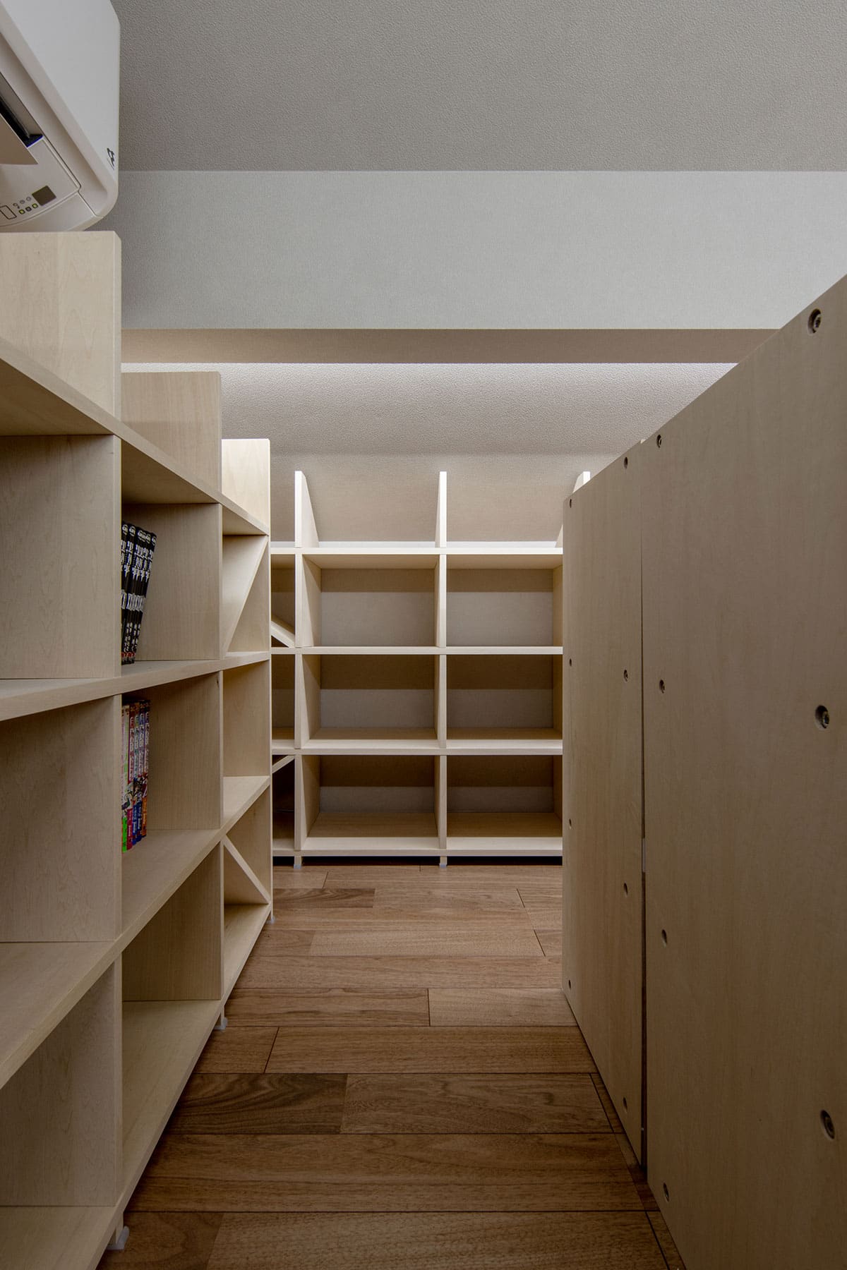 ロフトの本棚 - Shelf 壁一面のA5判コミック本棚 奥行180mm - マルゲリータお客様事例