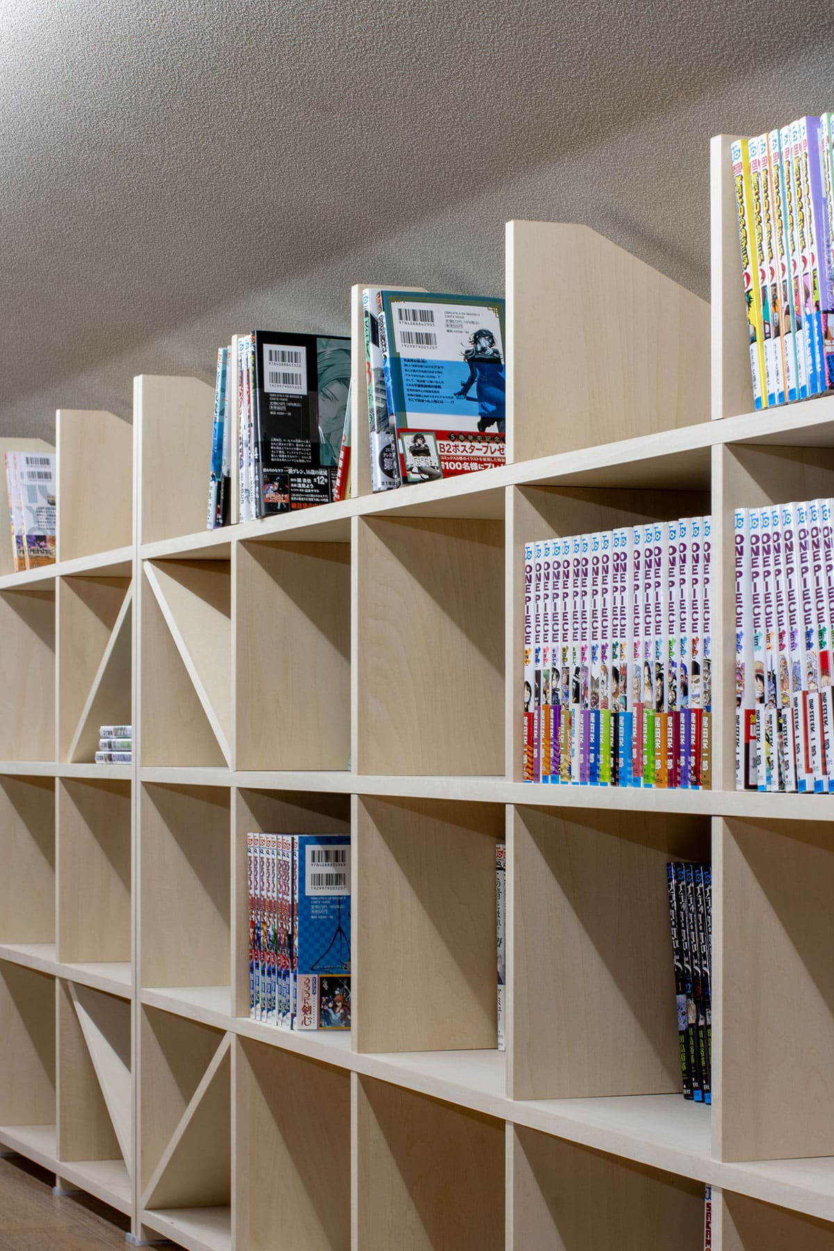 ロフトの本棚 - Shelf 壁一面のA5判コミック本棚 奥行180mm - マルゲリータお客様事例