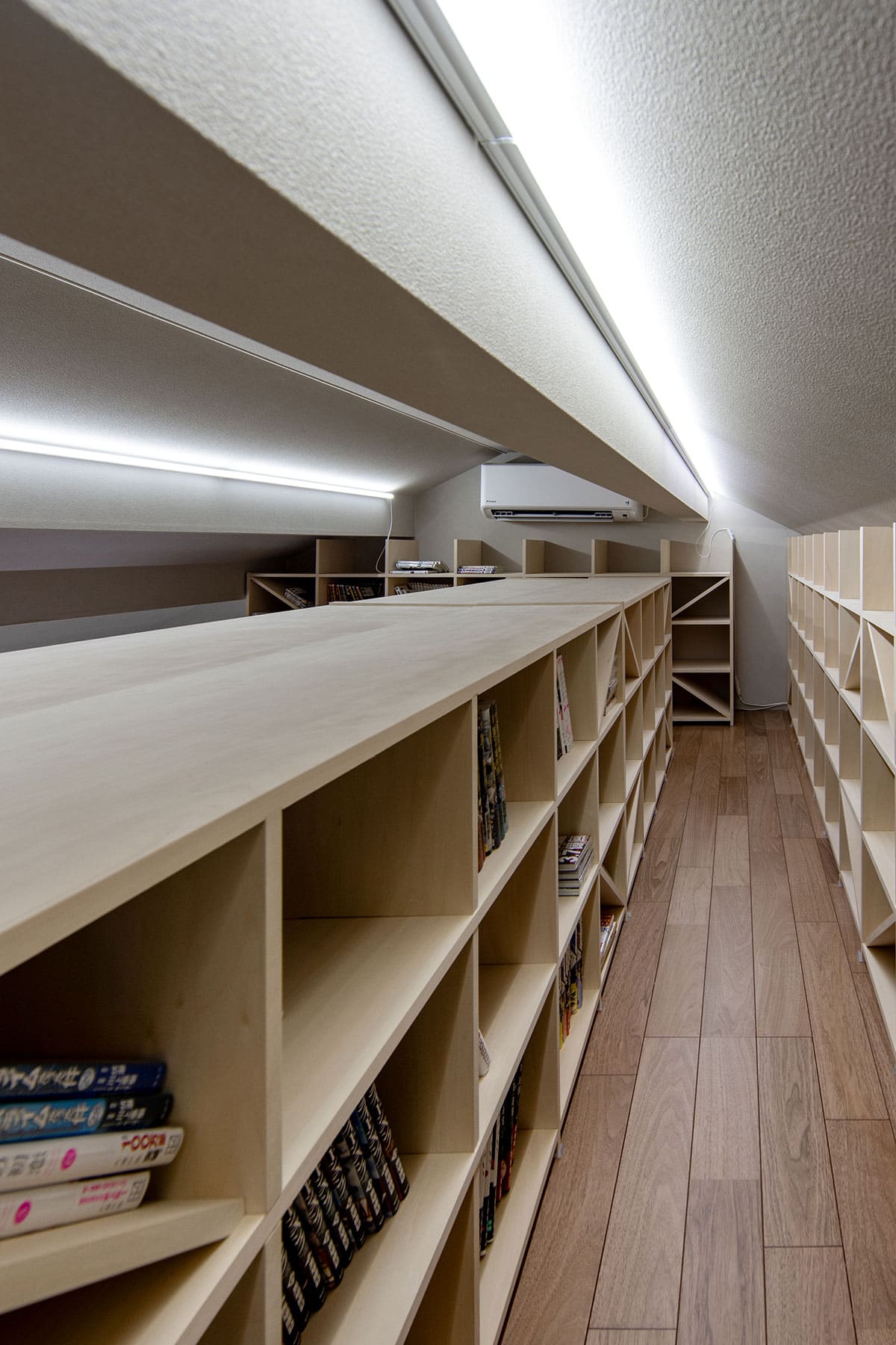 ロフトの本棚 - Shelf 壁一面のA5判コミック本棚 奥行180mm - マルゲリータお客様事例