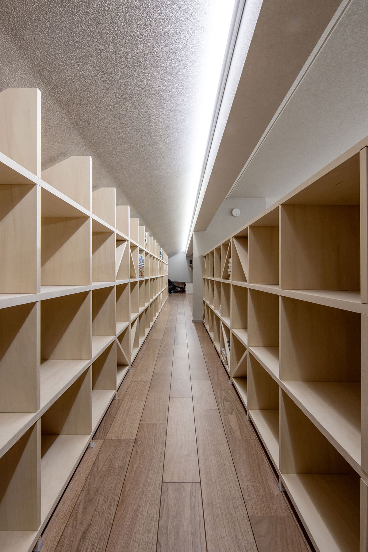 ロフトの本棚 - Shelf 壁一面のA5判コミック本棚 奥行180mm - マルゲリータお客様事例