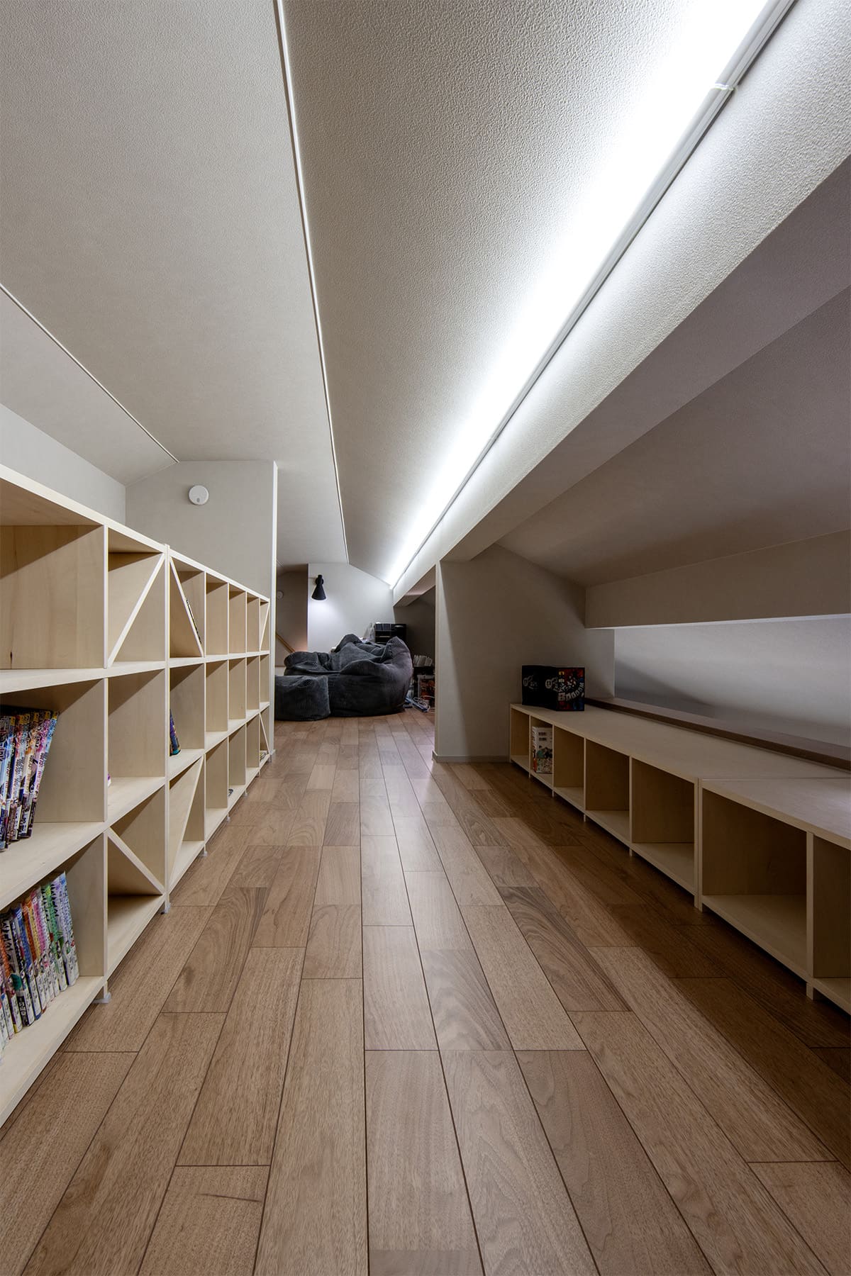 ロフトの本棚 - Shelf 壁一面のA5判コミック本棚 奥行180mm - マルゲリータお客様事例