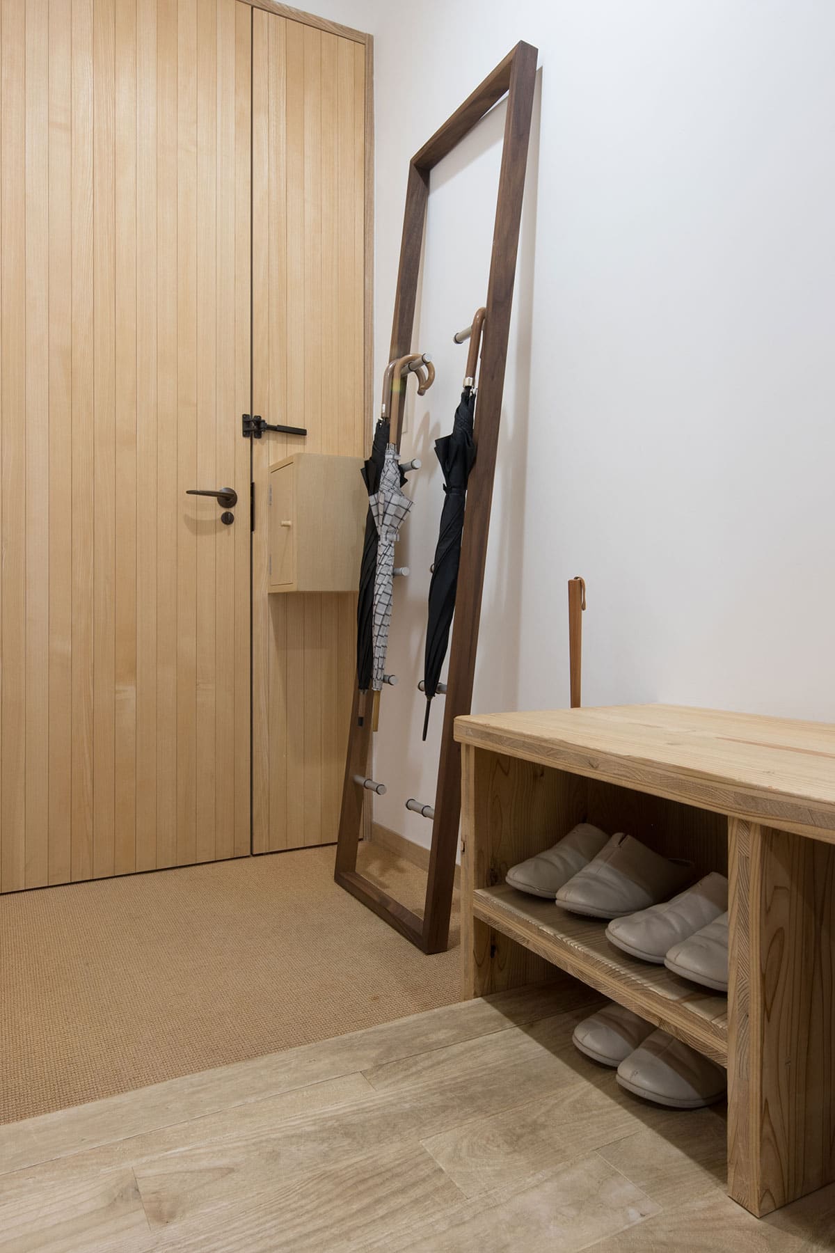 機能性とデザイン生を兼ね備えた玄関収納 - Cavalletto シューズラック/アンブレララック/スリッパラック - マルゲリータお客様事例