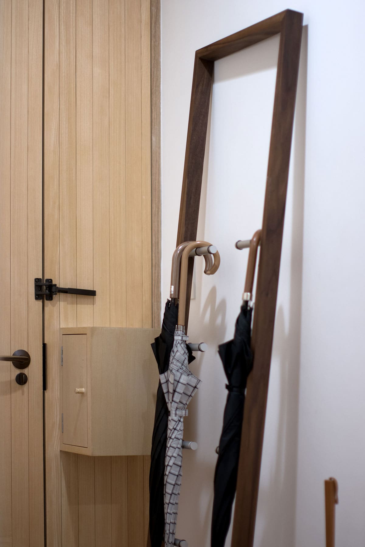 機能性とデザイン生を兼ね備えた玄関収納 - Cavalletto シューズラック/アンブレララック/スリッパラック - マルゲリータお客様事例