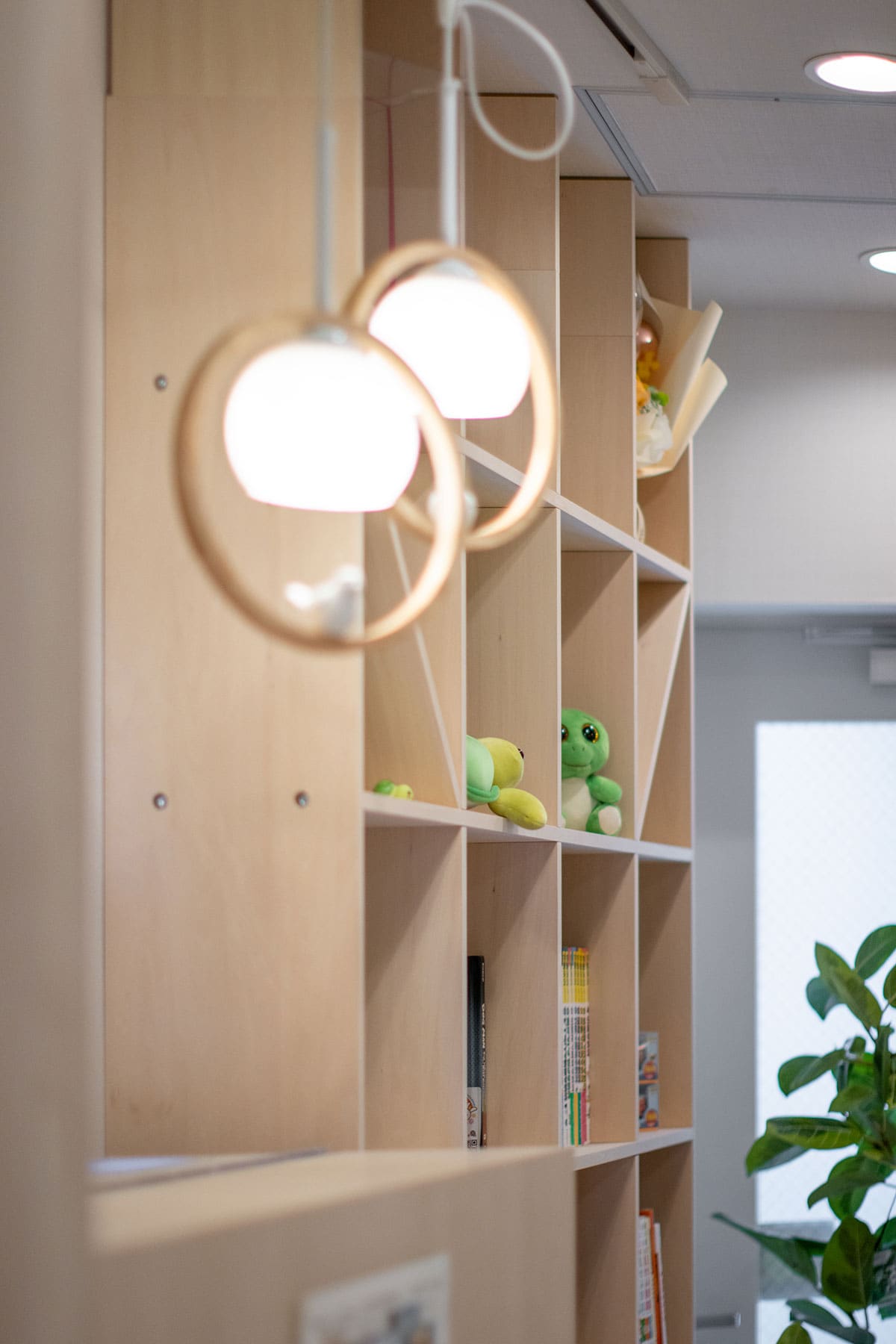 小児科の待合室に - Shelf 壁一面の本棚 奥行350mm - マルゲリータお客様事例