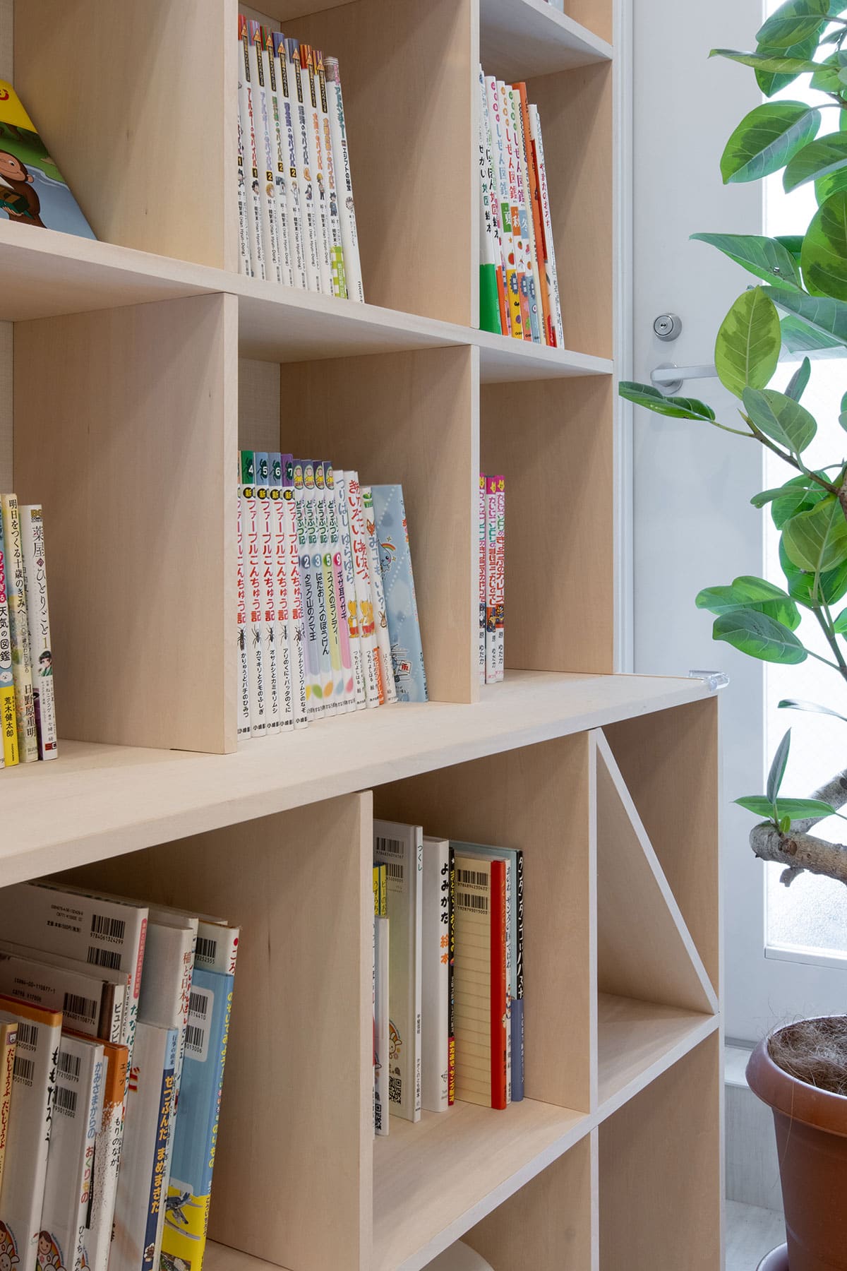 小児科の待合室に - Shelf 壁一面の本棚 奥行350mm - マルゲリータお客様事例