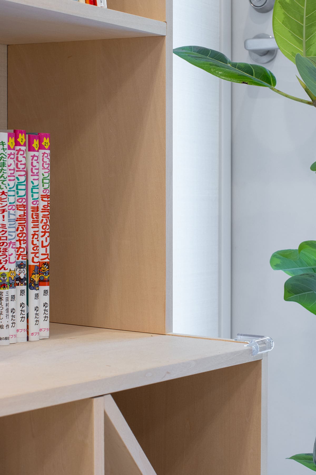 小児科の待合室に - Shelf 壁一面の本棚 奥行350mm - マルゲリータお客様事例