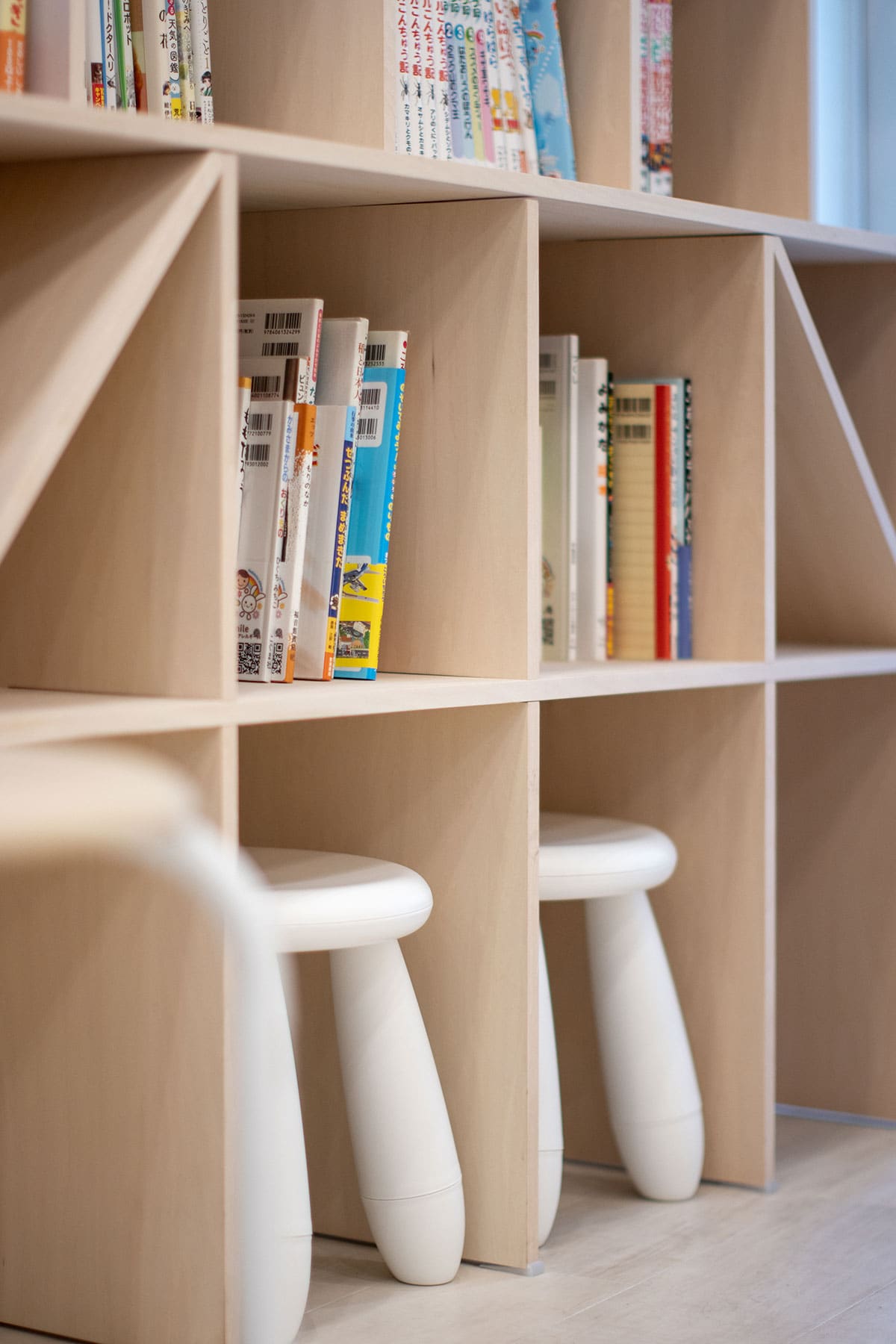 小児科の待合室に - Shelf 壁一面の本棚 奥行350mm - マルゲリータお客様事例