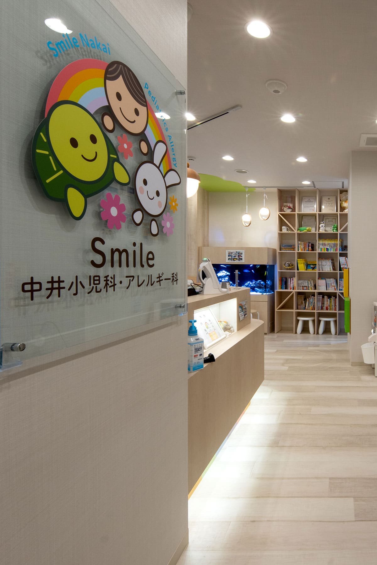 小児科の待合室に - Shelf 壁一面の本棚 奥行350mm - マルゲリータお客様事例