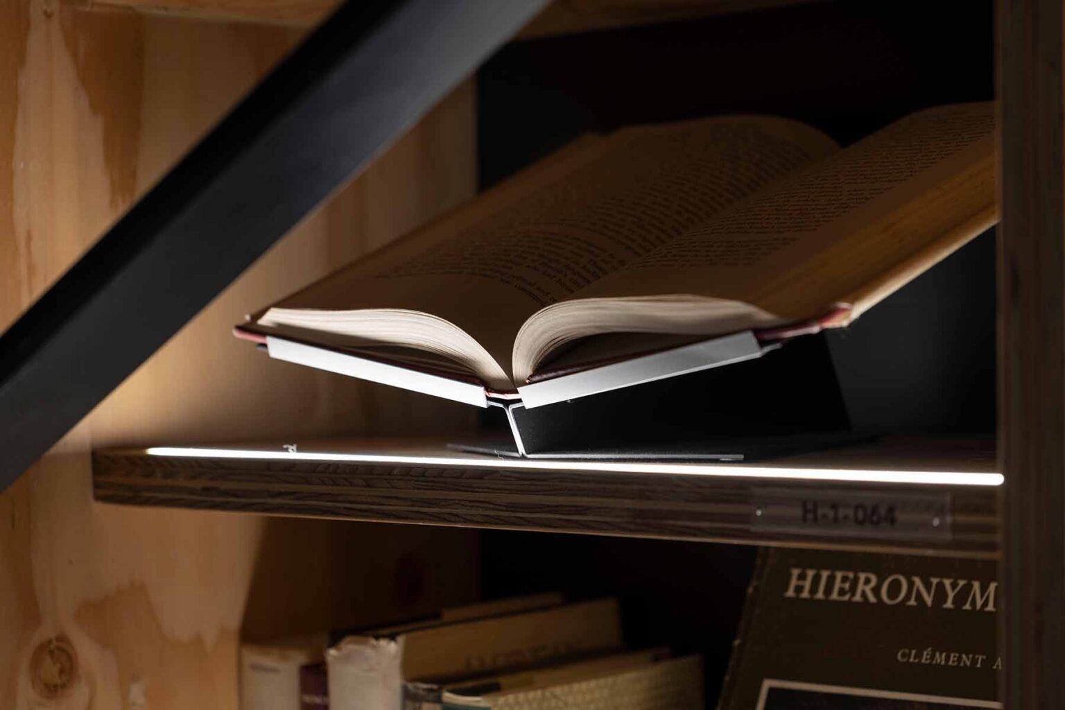 おしゃれな本屋の業務用本棚とは 本屋のような本棚をお探しの方にもおすすめの商品の事例を紹介