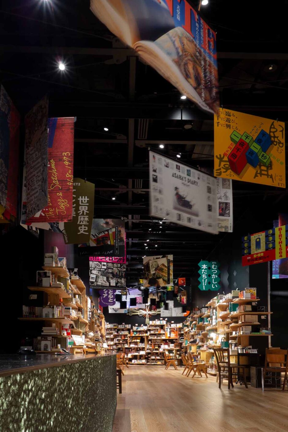 おしゃれな本屋の業務用本棚とは 本屋のような本棚をお探しの方にもおすすめの商品の事例を紹介