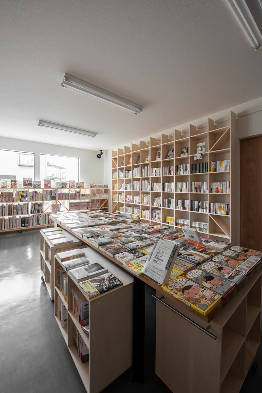 おしゃれな本屋の業務用本棚とは 本屋のような本棚をお探しの方にもおすすめの商品の事例を紹介