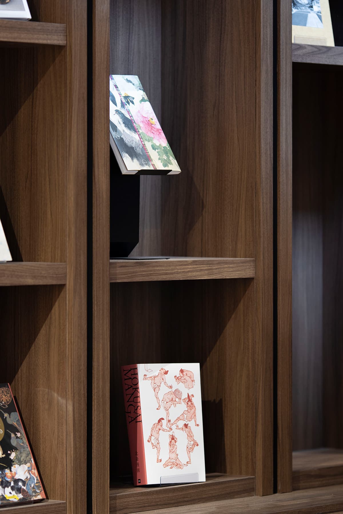 おしゃれな本屋の業務用本棚とは 本屋のような本棚をお探しの方にもおすすめの商品の事例を紹介