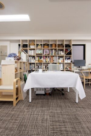 絵画教室・アトリエの本棚 - Shelf 壁一面の本棚 奥行350mm / ロータイプ本棚 - マルゲリータお客様事例