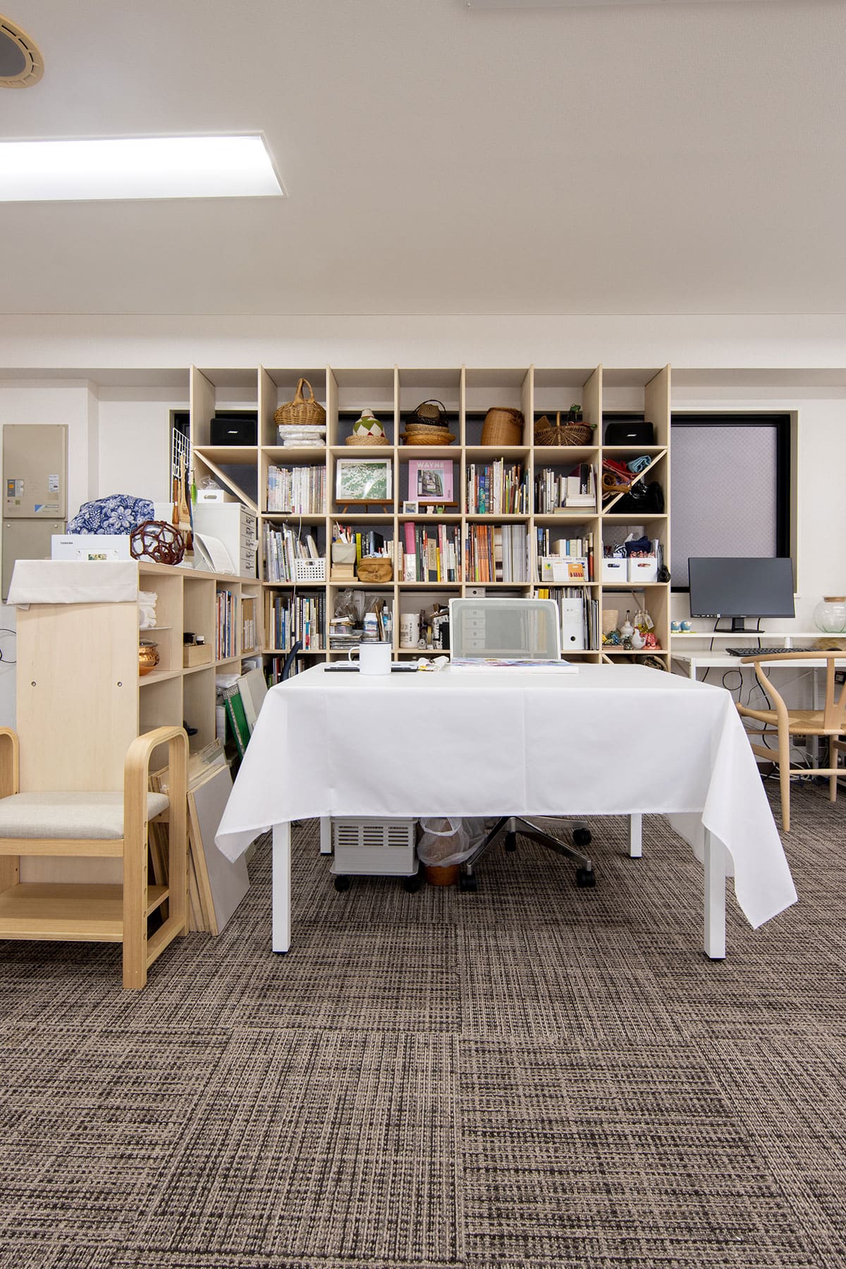 絵画教室・アトリエの本棚 - Shelf 壁一面の本棚 奥行350mm / ロータイプ本棚 - マルゲリータお客様事例