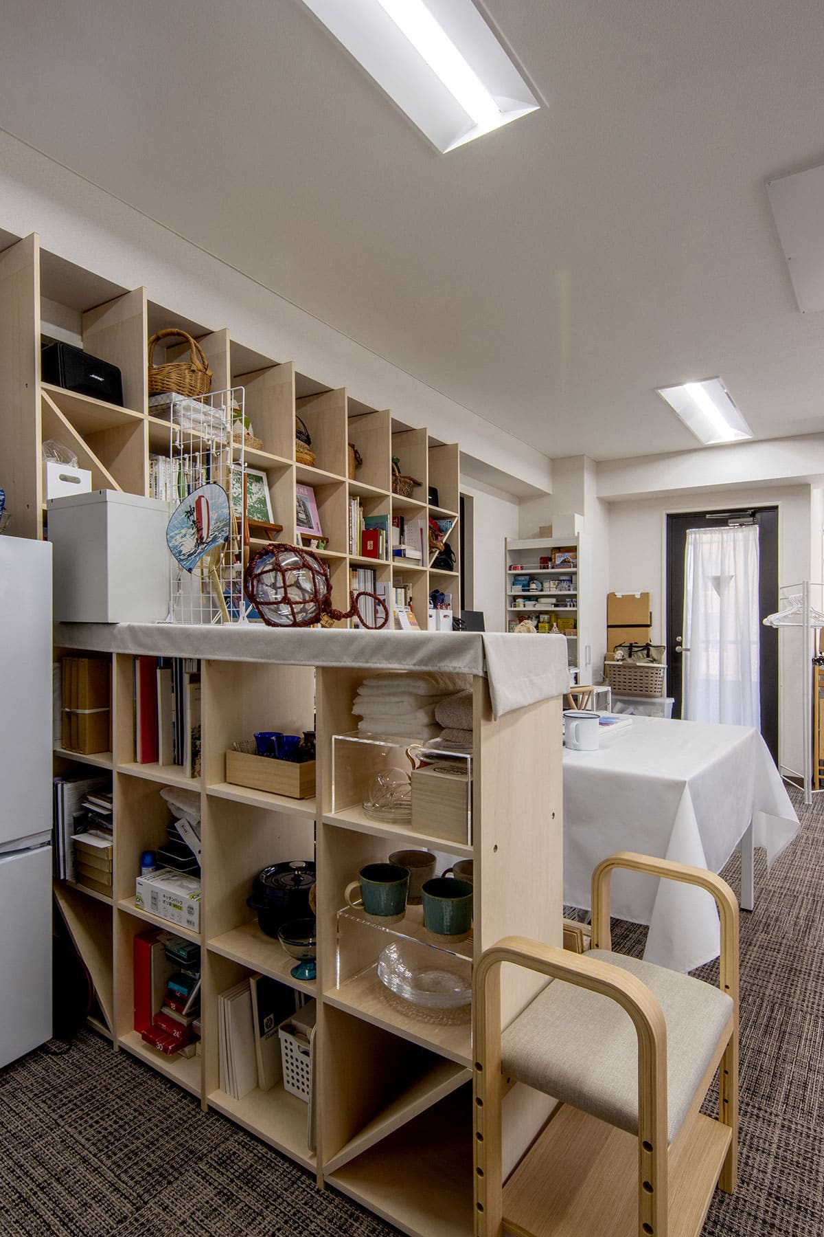 絵画教室・アトリエの本棚 - Shelf 壁一面の本棚 奥行350mm / ロータイプ本棚 - マルゲリータお客様事例