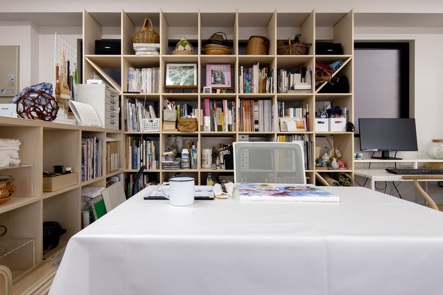 絵画教室・アトリエの本棚 - Shelf 壁一面の本棚 奥行350mm / ロータイプ本棚 - マルゲリータお客様事例