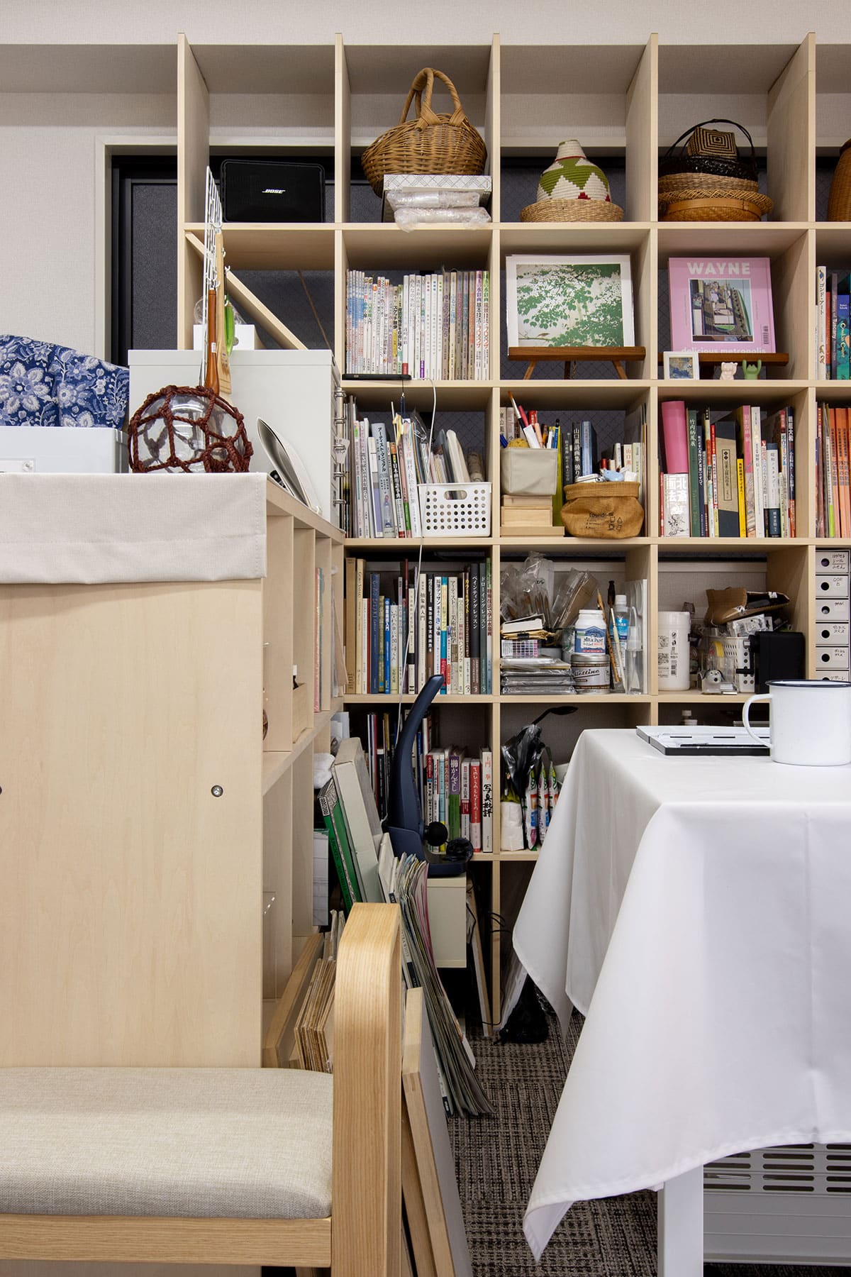 絵画教室・アトリエの本棚 - Shelf 壁一面の本棚 奥行350mm / ロータイプ本棚 - マルゲリータお客様事例