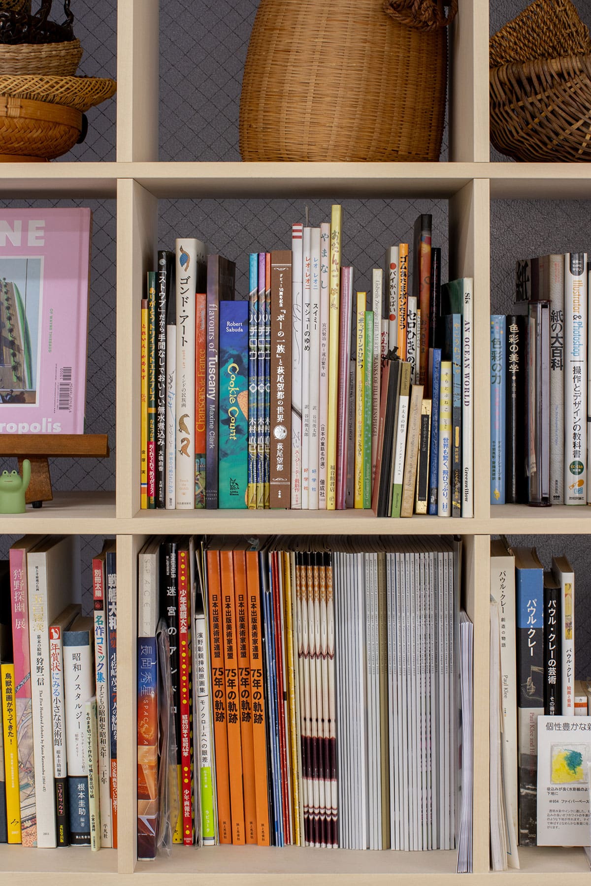 絵画教室・アトリエの本棚 - Shelf 壁一面の本棚 奥行350mm / ロータイプ本棚 - マルゲリータお客様事例