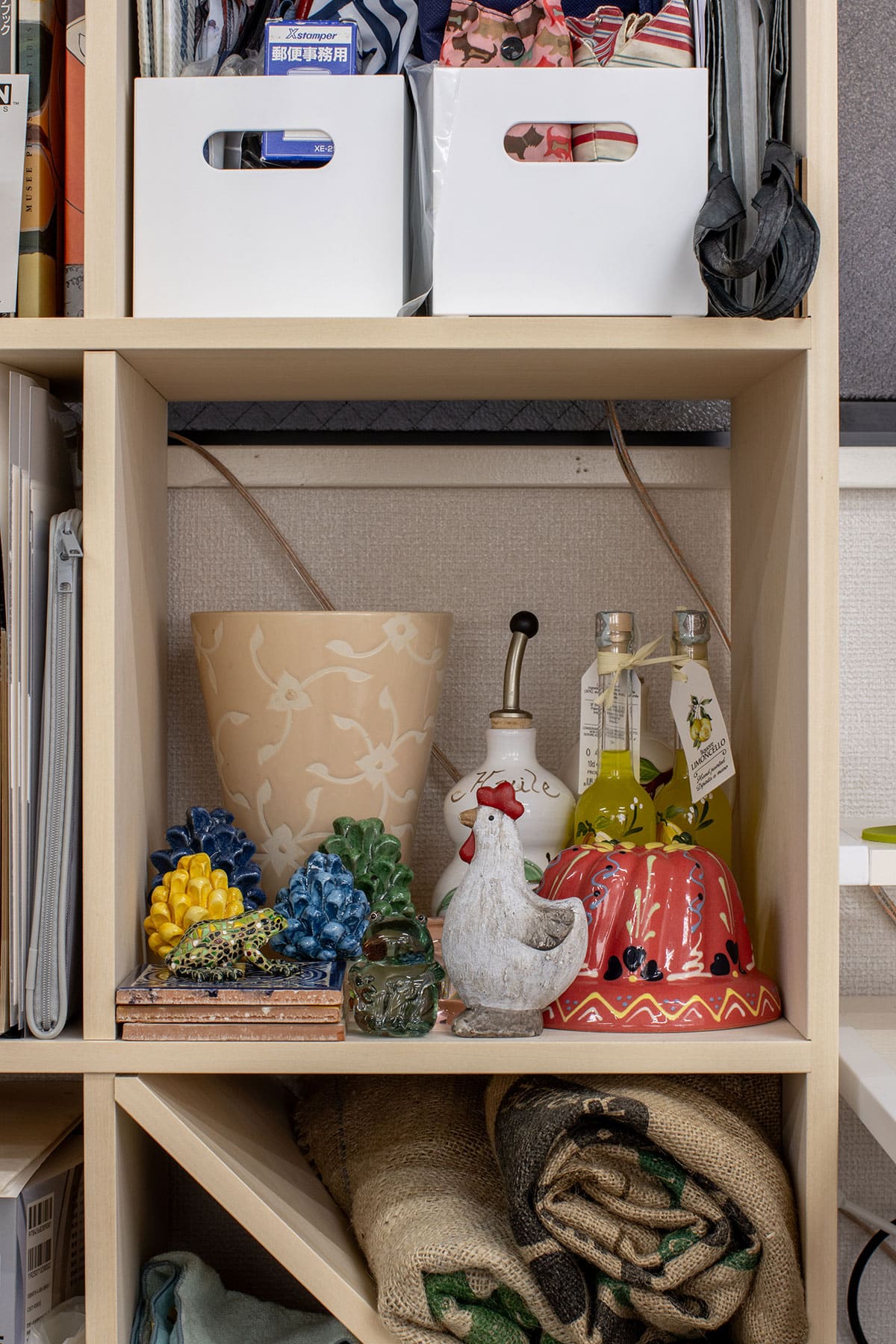 絵画教室・アトリエの本棚 - Shelf 壁一面の本棚 奥行350mm / ロータイプ本棚 - マルゲリータお客様事例