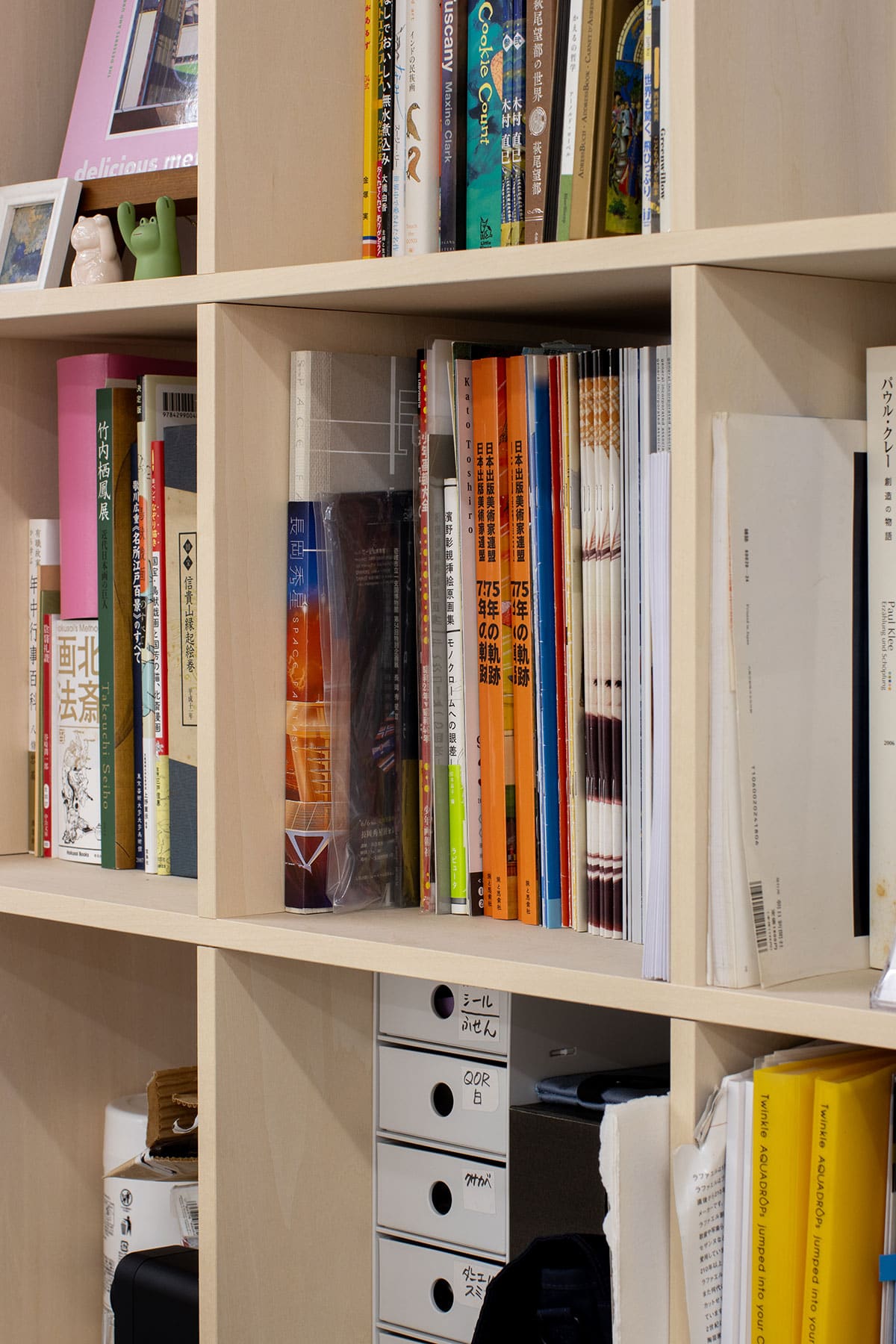 絵画教室・アトリエの本棚 - Shelf 壁一面の本棚 奥行350mm / ロータイプ本棚 - マルゲリータお客様事例