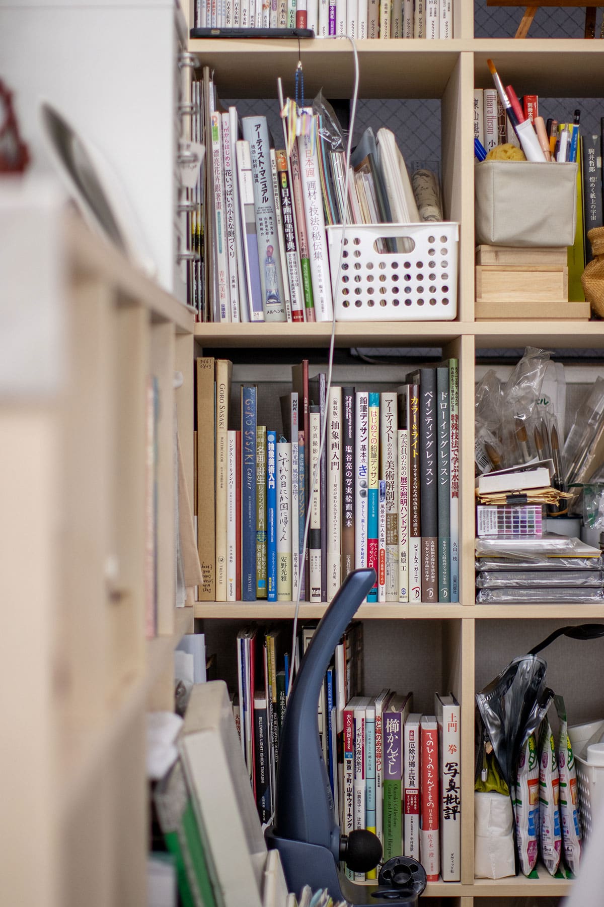 絵画教室・アトリエの本棚 - Shelf 壁一面の本棚 奥行350mm / ロータイプ本棚 - マルゲリータお客様事例