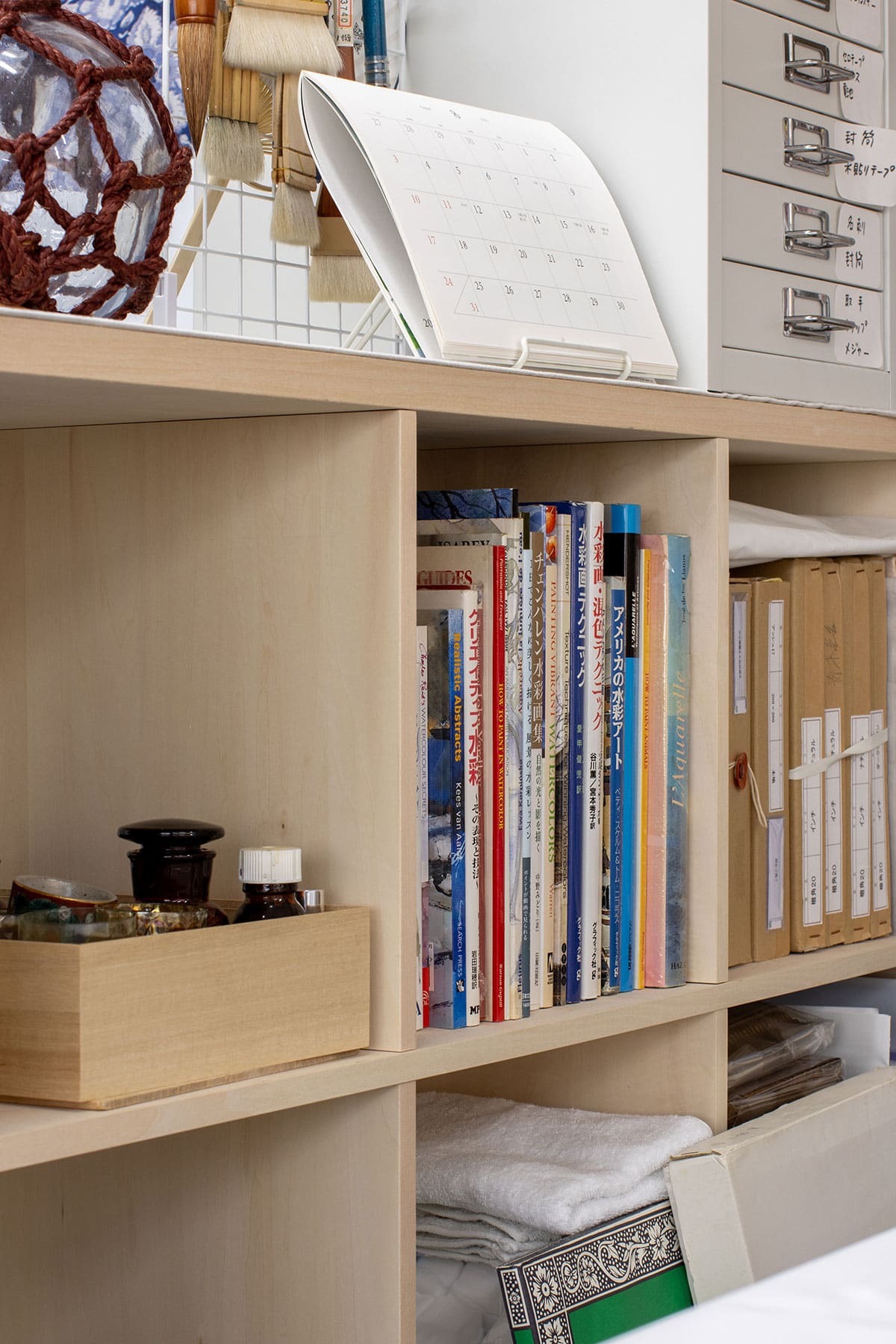 絵画教室・アトリエの本棚 - Shelf 壁一面の本棚 奥行350mm / ロータイプ本棚 - マルゲリータお客様事例