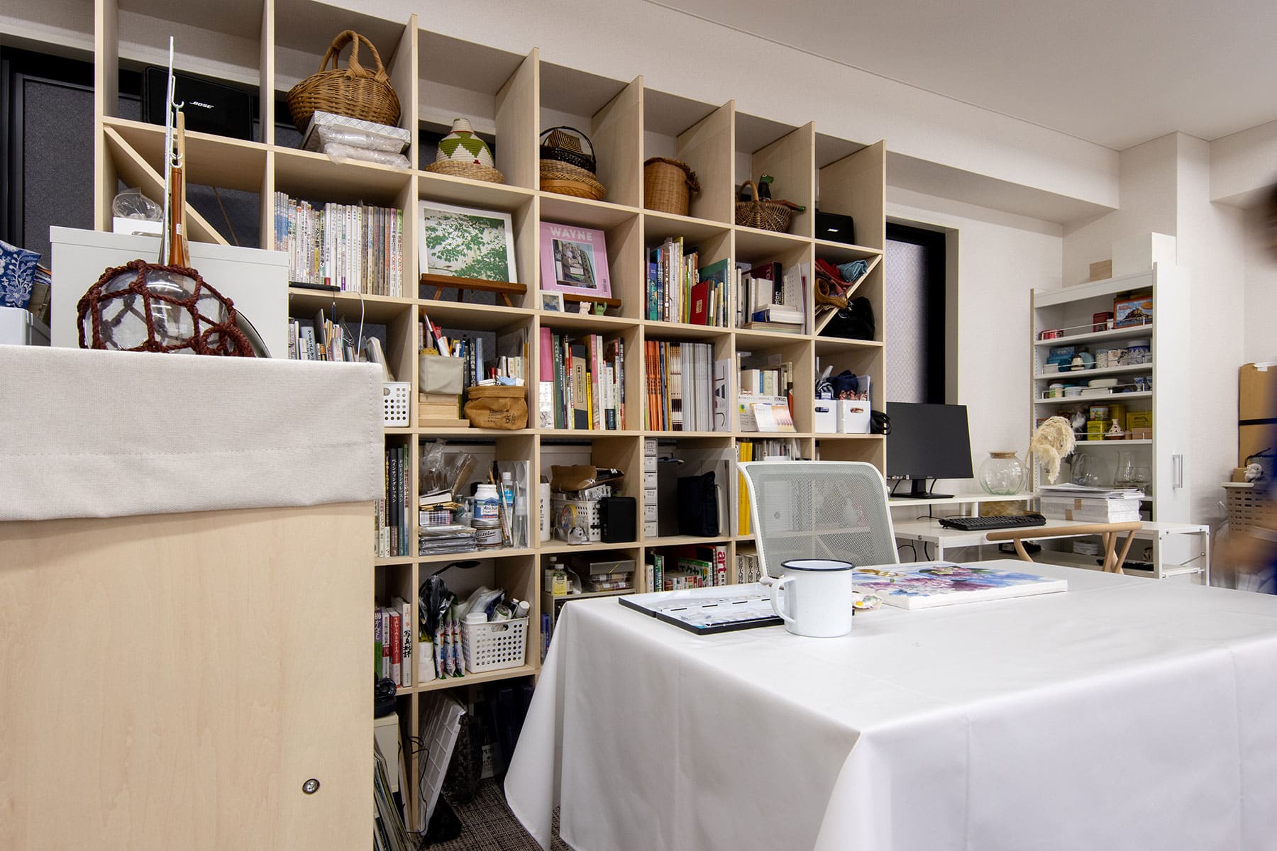 絵画教室・アトリエの本棚 - Shelf 壁一面の本棚 奥行350mm / ロータイプ本棚 - マルゲリータお客様事例