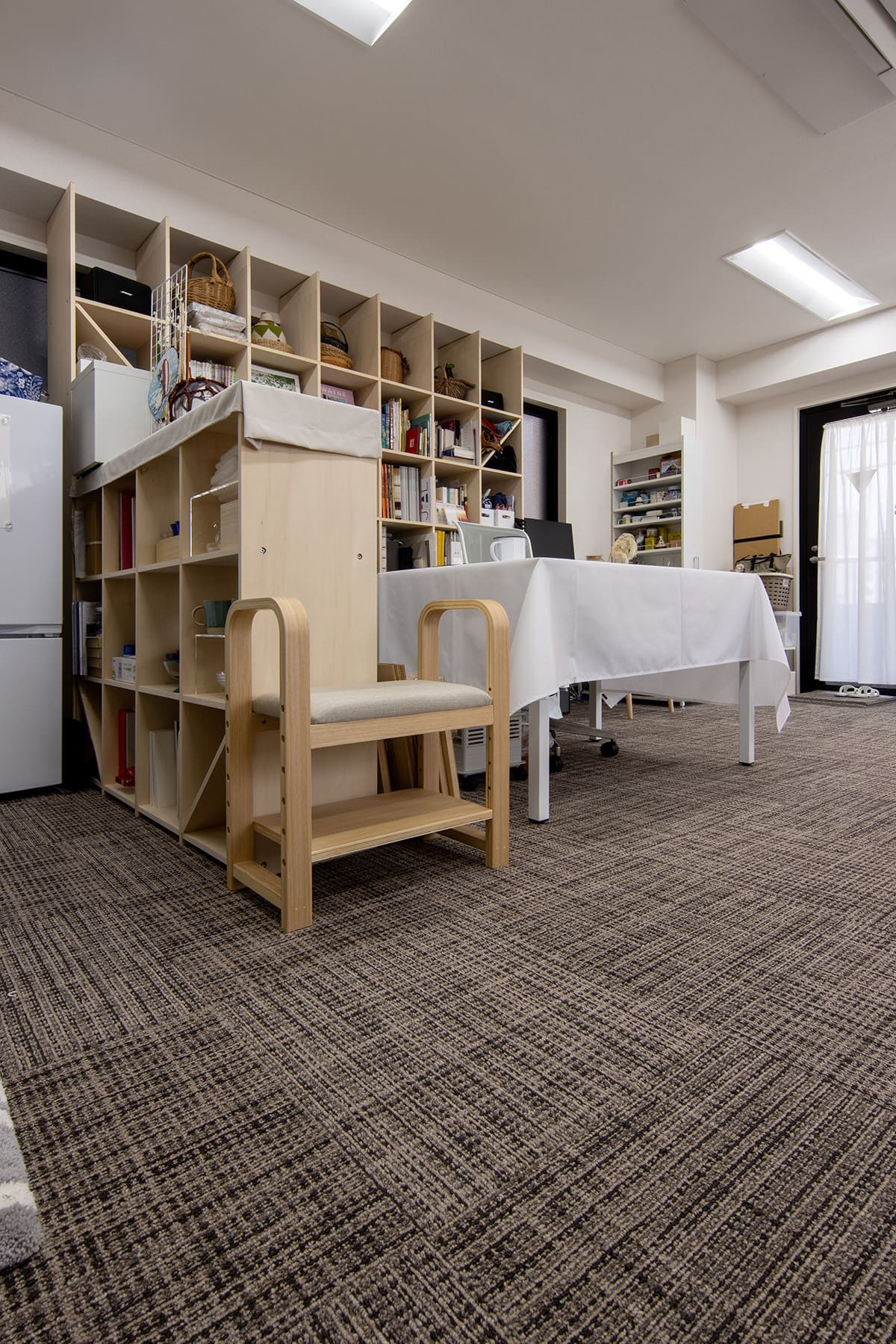 絵画教室・アトリエの本棚 - Shelf 壁一面の本棚 奥行350mm / ロータイプ本棚 - マルゲリータお客様事例