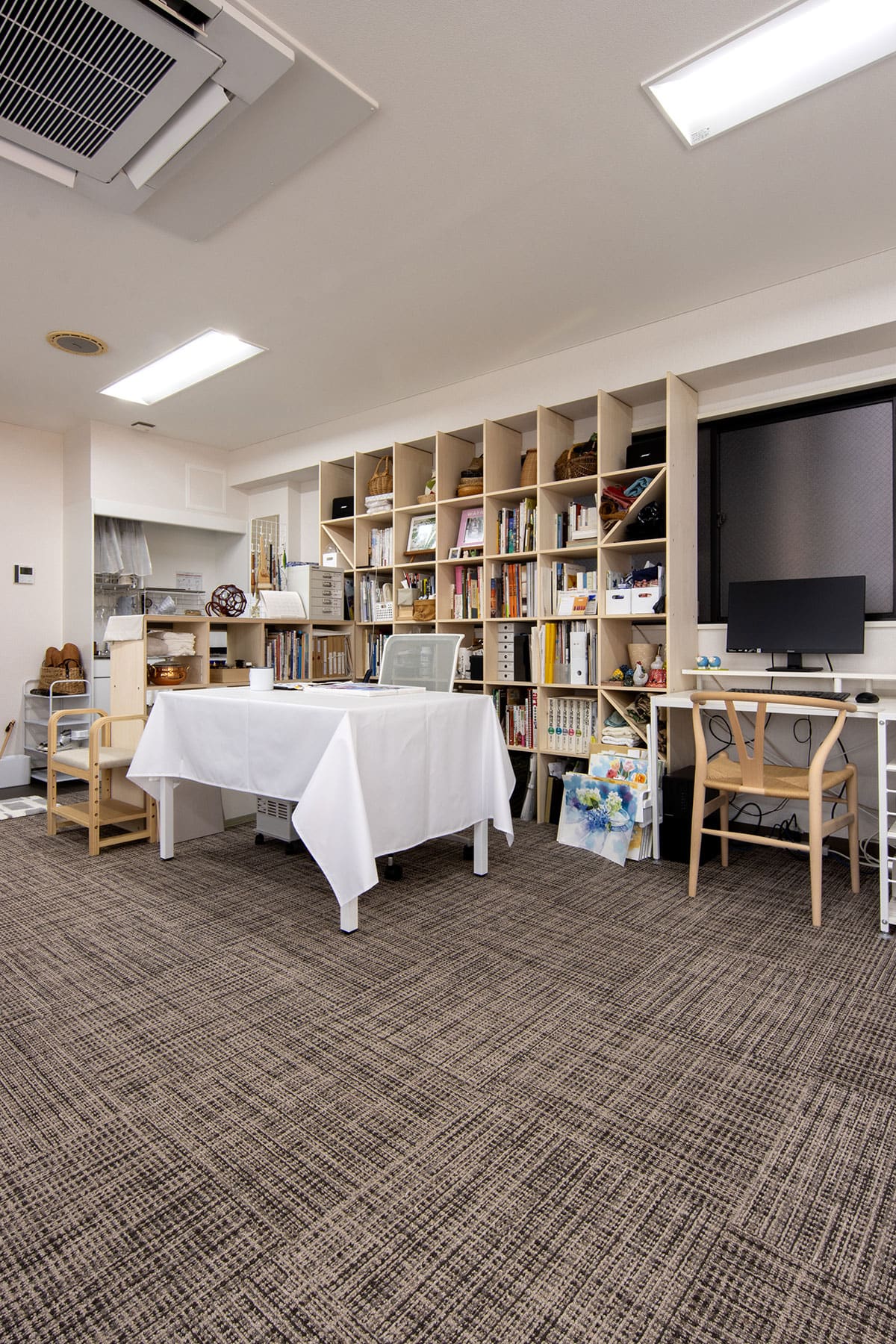 絵画教室・アトリエの本棚 - Shelf 壁一面の本棚 奥行350mm / ロータイプ本棚 - マルゲリータお客様事例