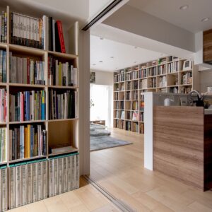 リズムを生む雁行する本棚配置 - Shelf 壁一面の本棚 奥行250mm - マルゲリータお客様事例