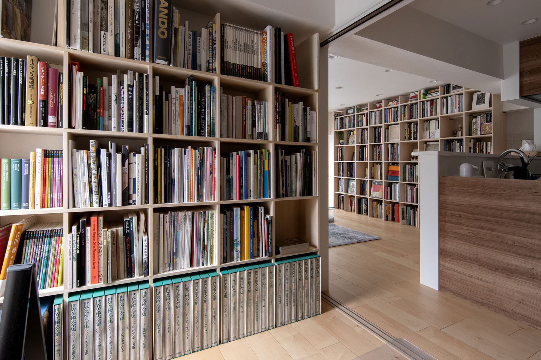リズムを生む雁行する本棚配置 - Shelf 壁一面の本棚 奥行250mm - マルゲリータお客様事例