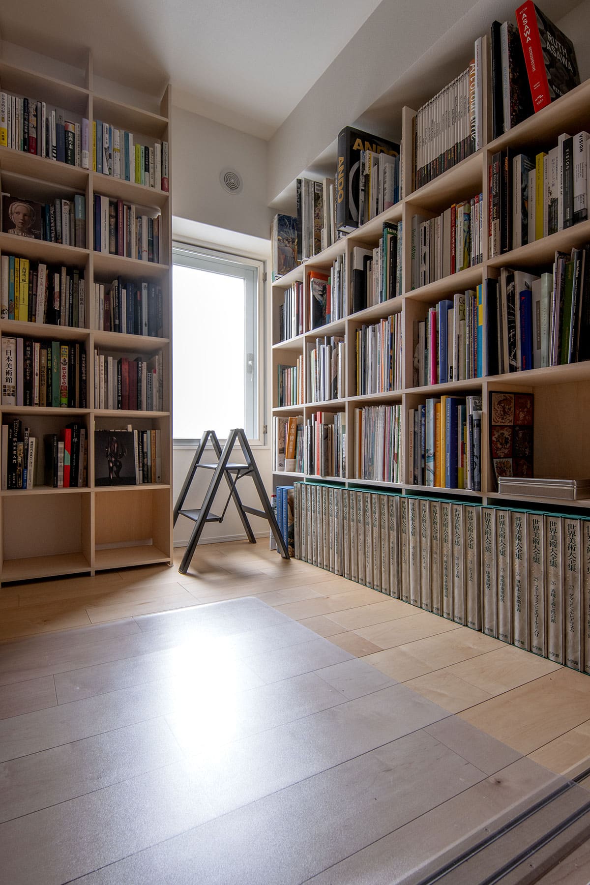 リズムを生む雁行する本棚配置 - Shelf 壁一面の本棚 奥行250mm - マルゲリータお客様事例