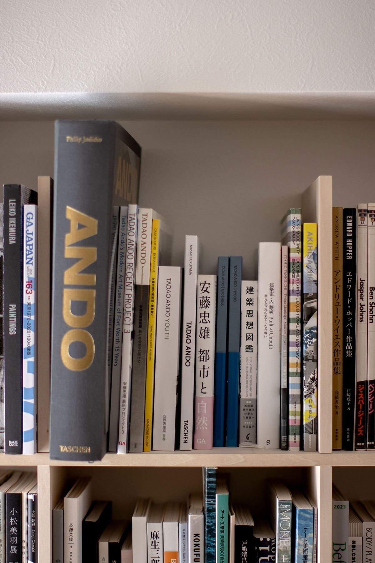 リズムを生む雁行する本棚配置 - Shelf 壁一面の本棚 奥行250mm - マルゲリータお客様事例