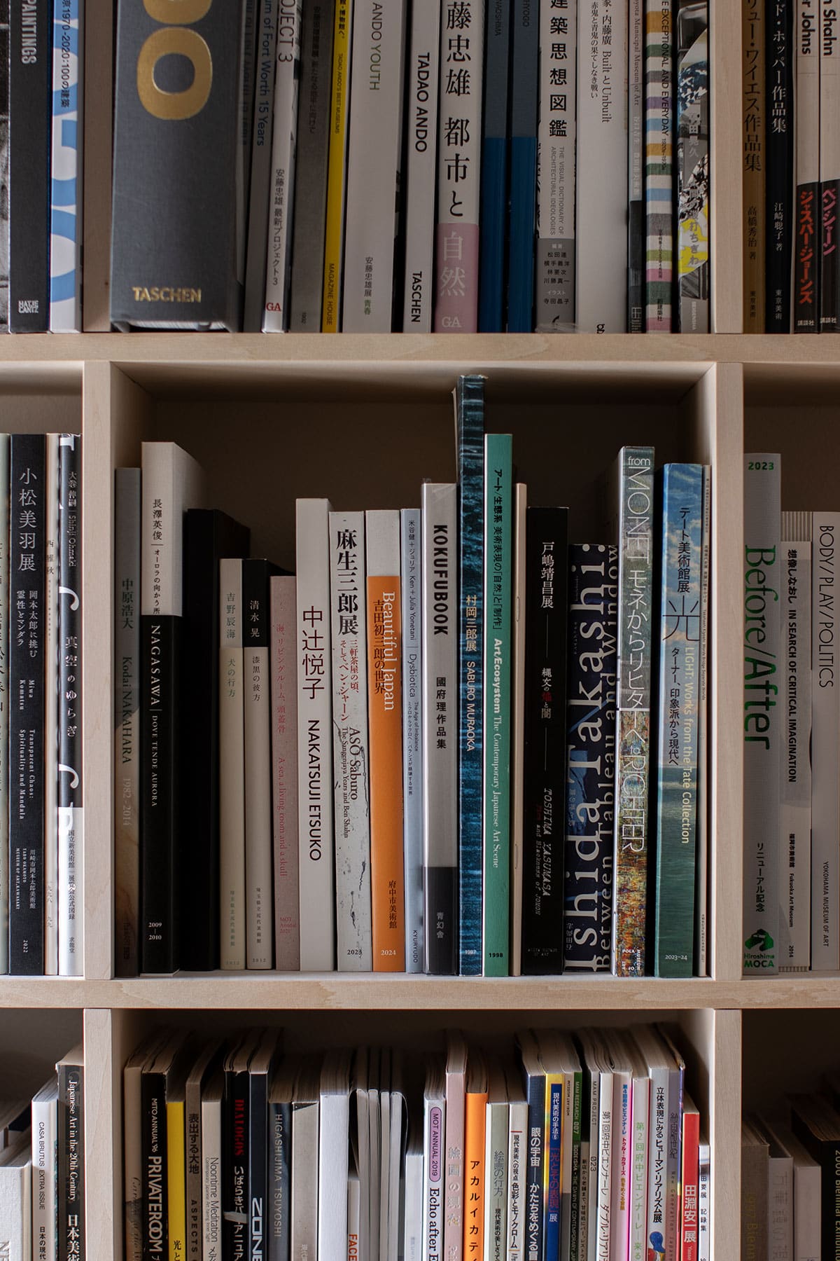 リズムを生む雁行する本棚配置 - Shelf 壁一面の本棚 奥行250mm - マルゲリータお客様事例