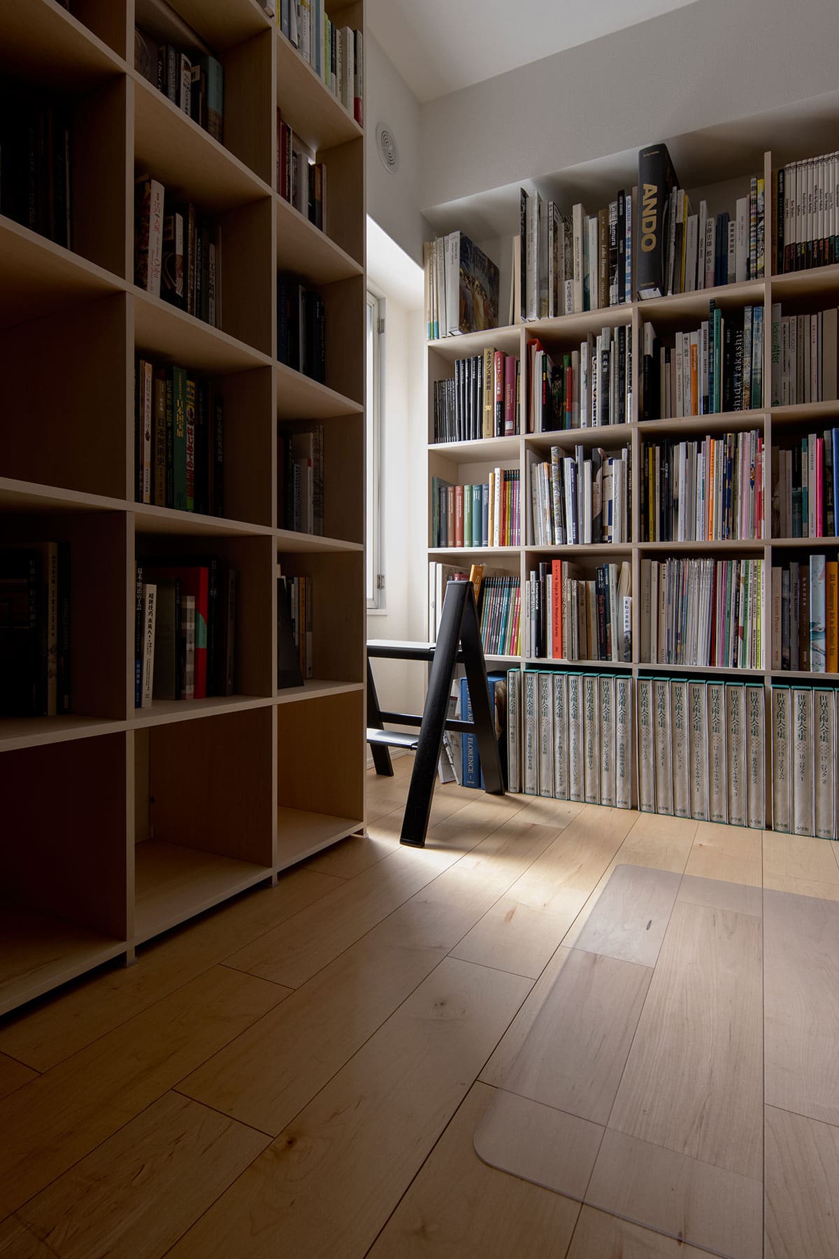 リズムを生む雁行する本棚配置 - Shelf 壁一面の本棚 奥行250mm - マルゲリータお客様事例