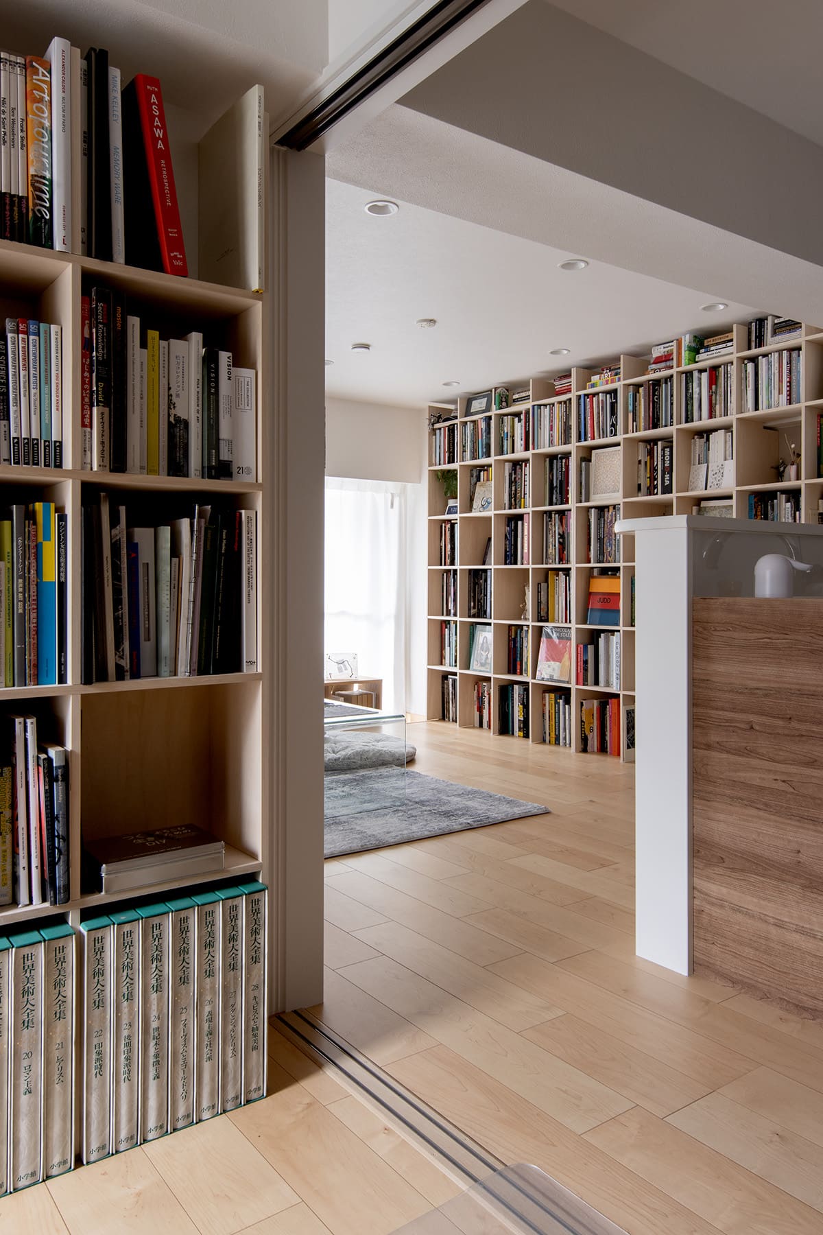 リズムを生む雁行する本棚配置 - Shelf 壁一面の本棚 奥行250mm - マルゲリータお客様事例